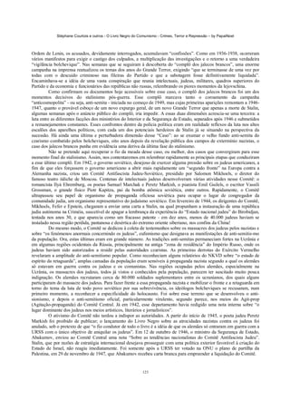 Stéphane Courtois e outros - O Livro Negro do Comunismo - Crimes, Terror e Repressão – by PapaiNoel



Ordem de Lenin, os acusados, devidamente interrogados, acumulavam “confissões”. Como em 1936-1938, ocorreram
vários manifestos para exigir o castigo dos culpados, a multiplicação das investigações e o retorno a uma verdadeira
“vigilância bolchevique”. Nas semanas que se seguiram à descoberta do “complô dos jalecos brancos”, uma enorme
campanha na imprensa reatualizou os temas dos anos do Grande Terror, exigindo “que se terminasse de uma vez por
todas com o descuido criminoso nas fileiras do Partido e que a sabotagem fosse definitivamente liquidada”.
Encaminhava-se a idéia de uma vasta conspiração que reunia intelectuais, judeus, militares, quadros superiores do
Partido e da economia e funcionários das repúblicas não russas, relembrando os piores momentos da lejovschina.
          Como confirmam os documentos hoje acessíveis sobre esse caso, o complô dos jalecos brancos foi um dos
momentos decisivos do stalinismo pós-guerra. Esse complô marcava tanto o coroamento da campanha
“anticosmopolita” - ou seja, anti-semita - iniciada no começo de 1949, mas cujas primeiras aparições remontam a 1946-
1947, quanto o provável esboço de um novo expurgo geral, de um novo Grande Terror que apenas a morte de Stalin,
algumas semanas após o anúncio público do complô, iria impedir. A essas duas dimensões acrescia-se uma terceira: a
luta entre as diferentes facções dos ministérios do Interior e da Segurança de Estado, separados após 1946 e submetidos
a remanejamentos constantes. Esses confrontos dentro da polícia política eram em realidade reflexos da luta nos altos
escalões dos aparelhos políticos, com cada um dos potenciais herdeiros de Stalin já se situando na perspectiva da
sucessão. Há ainda uma última e perturbadora dimensão desse “Caso”: ao se exumar o velho fundo anti-semita do
czarismo combatido pelos bolcheviques, oito anos depois da revelação pública dos campos de extermínio nazistas, o
caso dos jalecos brancos punha em evidência uma deriva da última fase do stalinismo.
          Não se pretende aqui recuperar o fio da meada desse caso, ou melhor, dos casos que convergiram para esse
momento final do stalinismo. Assim, nos contentaremos em relembrar rapidamente as principais etapas que conduziram
a esse último complô. Em 1942, o governo soviético, desejoso de exercer alguma pressão sobre os judeus americanos, a
fim de que eles forçassem o governo americano a abrir mais rapidamente um “segundo fronte” na Europa contra a
Alemanha nazista, criou um Comitê Antifascista Judeu-Soviético, presidido por Salomon Mikhoels, o diretor do
famoso teatro iídiche de Moscou. Centenas de intelectuais judeus desenvolveram várias atividades nesse Comitê: o
romancista Ilyá Ehremburg, os poetas Samuel Marchak e Peretz Markish, o pianista Emil Guilels, o escritor Vassili
Grossman, o grande físico Piotr Kapitza, pai da bomba atômica soviética, entre outros. Rapidamente, o Comitê
ultrapassou seu papel de organismo de propaganda oficiosa soviética para ocupar o lugar de congregador da
comunidade judia, um organismo representativo do judaísmo soviético. Em fevereiro de 1944, os dirigentes do Comitê,
Mikhoels, Fefer e Epstein, chegaram a enviar uma carta a Stalin, na qual propunham a instauração de uma república
judia autónoma na Criméia, suscetível de apagar a lembrança da experiência do “Estado nacional judeu” do Birobidjan,
tentada nos anos 30, e que aparecia como um fracasso patente - em dez anos, menos de 40.000 judeus haviam se
instalado nessa região perdida, pantanosa e desértica do extremo oriente siberiano, nos confins da China!
          Do mesmo modo, o Comitê se dedicou à coleta de testemunhos sobre os massacres dos judeus pelos nazistas e
sobre “os fenómenos anormais concernindo os judeus”, eufemismo que designava as manifestações de anti-semitis-mo
da população. Ora, estas últimas eram em grande número. As tradições anti-semitas permaneciam fortes na Ucrânia e
em algumas regiões ocidentais da Rússia, principalmente na antiga “zona de residência” do Império Russo, onde os
judeus haviam sido autorizados a residir pelas autoridades czaristas. As primeiras derrotas do Exército Vermelho
revelaram a amplitude do anti-semitismo popular. Como reconheciam alguns relatórios do NKVD sobre “o estado de
espírito da retaguarda”, amplas camadas da população eram sensíveis à propaganda nazista segundo a qual os alemães
só estavam em guerra contra os judeus e os comunistas. Nas regiões ocupadas pelos alemães, especialmente na
Ucrânia, os massacres dos judeus, todos já vistos e conhecidos pela população, parecem ter suscitado muito pouca
indignação. Os alemães recrutaram cerca de 80.000 soldados suplementares entre os ucranianos, dos quais alguns
participaram do massacre dos judeus. Para fazer frente a essa propaganda nazista e mobilizar o fronte e a retaguarda em
torno do tema da luta de todo povo soviético por sua sobrevivência, os ideólogos bolcheviques se recusaram, num
primeiro momento, a reconhecer a especificidade do holocausto. Foi sobre esse terreno que se desenvolveu o anti-
sionismo, e depois o anti-semitismo oficial, particularmente virulento, segundo parece, nos meios do Agit-prop
(Agitação-propaganda) do Comitê Central. Já em 1942, esse departamento havia redigido uma nota interna sobre “o
lugar dominante dos judeus nos meios artísticos, literários e jornalísticos”.
          O ativismo do Comitê não tardou a indispor as autoridades. A partir do início de 1945, o poeta judeu Peretz
Markish foi proibido de publicar; o lançamento do Livro Negro sobre as atrocidades nazistas contra os judeus foi
anulado, sob o pretexto de que “o fio condutor de todo o livro é a idéia de que os alemães só entraram em guerra com a
URSS com o único objetivo de aniquilar os judeus”. Em 12 de outubro de 1946, o ministro da Segurança de Estado,
Abakumov, enviou ao Comitê Central uma nota “Sobre as tendências nacionalistas do Comitê Antifascista Judeu”.
Stalin, que por razões de estratégia internacional desejava prosseguir com uma política exterior favorável à criação do
Estado de Israel, não reagiu imediatamente. Foi somente após a URSS ter votado na ONU o plano de partilha da
Palestina, em 29 de novembro de 1947, que Abakumov recebeu carta branca para empreender a liquidação do Comitê.


                                                            123
 