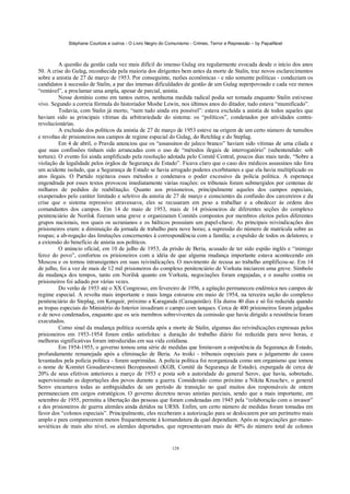 Stéphane Courtois e outros - O Livro Negro do Comunismo - Crimes, Terror e Repressão – by PapaiNoel



          A questão da gestão cada vez mais difícil do imenso Gulag era regularmente evocada desde o início dos anos
50. A crise do Gulag, reconhecida pela maioria dos dirigentes bem antes da morte de Stalin, traz novos esclarecimentos
sobre a anistia de 27 de março de 1953. Por conseguinte, razões econômicas - e não somente políticas - conduziam os
candidatos à sucessão de Stalin, a par das imensas dificuldades de gestão de um Gulag superpovoado e cada vez menos
“rentável”, a proclamar uma ampla, apesar de parcial, anistia.
          Nesse domínio como em tantos outros, nenhuma medida radical podia ser tomada enquanto Stalin estivesse
vivo. Segundo a correia fórmula do historiador Moshe Lewin, nos últimos anos do ditador, tudo estava “mumificado”.
          Todavia, com Stalin já morto, “nem tudo ainda era possível”: estava excluída a anistia de todos aqueles que
haviam sido as principais vítimas da arbitrariedade do sistema: os “políticos”, condenados por atividades contra-
revolucionárias.
          A exclusão dos políticos da anistia de 27 de março de 1953 esteve na origem de um certo número de tumultos
e revoltas de prisioneiros nos campos de regime especial do Gulag, do Retchlag e do Steplag.
          Em 4 de abril, o Pravda anunciou que os “assassinos de jaleco branco” haviam sido vítimas de uma cilada e
que suas confissões tinham sido arrancadas com o uso de “métodos ilegais de interrogatório” (subentendido: sob
tortura). O evento foi ainda amplificado pela resolução adotada pelo Comitê Central, poucos dias mais tarde, “Sobre a
violação da legalidade pelos órgãos de Segurança de Estado”. Ficava claro que o caso dos médicos assassinos não fora
um acidente isolado, que a Segurança de Estado se havia arrogado poderes exorbitantes e que ela havia multiplicado os
atos ilegais. O Partido rejeitava esses métodos e condenava o poder excessivo da polícia política. A esperança
engendrada por esses textos provocou imediatamente várias reações: os tribunais foram submergidos por centenas de
milhares de pedidos de reabilitação. Quanto aos prisioneiros, principalmente aqueles dos campos especiais,
exasperados pelo caráter limitado e seletivo da anistia de 27 de março e conscientes da confusão dos carcereiros e da
crise que o sistema repressivo atravessava, eles se recusaram em peso a trabalhar e a obedecer às ordens dos
comandantes dos campos. Em 14 de maio de 1953, mais de 14 prisioneiros de diferentes seções do complexo
penitenciário de Norilsk fizeram uma greve e organizaram Comitês compostos por membros eleitos pelos diferentes
grupos nacionais, nos quais os ucranianos e os bálticos possuíam um papel-chave. As principais reivindicações dos
prisioneiros eram: a diminuição da jornada de trabalho para nove horas; a supressão do número de matrícula sobre as
roupas; a ab-rogação das limitações concernentes à correspondência com a família; a expulsão de todos os delatores; e
a extensão do benefício de anistia aos políticos.
          O anúncio oficial, em 10 de julho de 1953, da prisão de Beria, acusado de ter sido espião inglês e “inimigo
feroz do povo”, confortou os prisioneiros com a idéia de que alguma mudança importante estava acontecendo em
Moscou e os tornou intransigentes em suas reivindicações. O movimento de recusa ao trabalho amplificou-se. Em 14
de julho, foi a vez de mais de 12 mil prisioneiros do complexo penitenciário de Vorkuta iniciarem uma greve. Símbolo
da mudança dos tempos, tanto em Norilsk quanto em Vorkuta, negociações foram engajadas, e o assalto contra os
prisioneiros foi adiado por várias vezes.
          Do verão de 1953 até o XX Congresso, em fevereiro de 1956, a agitação permaneceu endémica nos campos de
regime especial. A revolta mais importante e mais longa estourou em maio de 1954, na terceira seção do complexo
penitenciário do Steplag, em Kenguir, próximo a Karaganda (Cazaquistão). Ela durou 40 dias e só foi reduzida quando
as tropas especiais do Ministério do Interior invadiram o campo com tanques. Cerca de 400 prisioneiros foram julgados
e de novo condenados, enquanto que os seis membros sobreviventes da comissão que havia dirigido a resistência foram
executados.
          Como sinal da mudança política ocorrida após a morte de Stalin, algumas das reivindicações expressas pelos
prisioneiros em 1953-1954 foram então satisfeitas: a duração do trabalho diário foi reduzida para nove horas, e
melhoras significativas foram introduzidas em sua vida cotidiana.
          Em 1954-1955, o governo tomou uma série de medidas que limitavam a onipotência da Segurança de Estado,
profundamente remanejada após a eliminação de Bería. As troiki - tribunais especiais para o julgamento de casos
levantados pela polícia política - foram suprimidas. A polícia política foi reorganizada como um organismo que tomou
o nome de Komitet Gosudarstvennoi Bezopasnosti (KGB, Comitê da Segurança de Estado), expurgada de cerca de
20% de seus efetivos anteriores a março de 1953 e posta sob a autoridade do general Serov, que havia, sobretudo,
supervisionado as deportações dos povos durante a guerra. Considerado como próximo a Nikita Kruschev, o general
Serov encarnava todas as ambiguidades de um período de transição no qual muitos dos responsáveis de ontem
permaneciam em cargos estratégicos. O governo decretou novas anistias parciais, sendo que a mais importante, em
setembro de 1955, permitiu a libertação das pessoas que foram condenadas em 1945 pela “colaboração com o invasor”
e dos prisioneiros de guerra alemães ainda detidos na URSS. Enfim, um certo número de medidas foram tomadas em
favor dos “colonos especiais”. Principalmente, eles receberam a autorização para se deslocarem por um perímetro mais
amplo e para comparecerem menos frequentemente à komandatura da qual dependiam. Após as negociações ger-mano-
soviéticas de mais alto nível, os alemães deportados, que representavam mais de 40% do número total de colonos


                                                            128
 