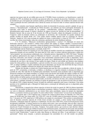Stéphane Courtois e outros - O Livro Negro do Comunismo - Crimes, Terror e Repressão – by PapaiNoel



especiais (um pouco mais de um milhão para cerca de 2.750.000), foram os primeiros a se beneficiarem, a partir de
setembro de 1955, da abolição das restrições que pesavam sobre essa categoria de proscritos. Entretanto, os textos da
lei detalhavam que a ab-rogação das restrições jurídicas, profissionais, de estatuto e de residência não poderia acarretar
“nem a restituição dos bens confiscados nem o direito de retorno aos locais de onde os colonos especiais haviam sido
retirados”.
          Essas restrições eram bastante significativas dentro do desenrolar do processo, parcial e gradual, do que se
chamou a “desestalinização”. Conduzida por Nikita Kruschev, um stalinista que havia participado diretamente da
repressão, como todos os dirigentes de sua geração - deskulakização, expurgos, deportações, execuções -, a
desestalinização podia somente se limitar à denúncia de alguns excessos do “período de culto da personalidade”. O
Relatório Secreto, lido na noite de 24 de fevereiro de 1956 por Kruschev, diante dos delegados soviéticos no XX
Congresso, ainda era bastante seletivo na condenação ao sta-linismo, não recolocando em questão nenhuma das
grandes escolhas do Partido desde 1917. Esse caráter seletivo também aparece tanto na cronologia do “desvio”
stalinista - datado de 1934, eram excluídas do capítulo de crimes a coletivização e a fome de 1932-1933 - quanto nas
escolhas das vítimas mencionadas, todas elas comunistas, geralmente de estrita obediência stalinista,
          5 V. N. Zemskov, “Massovoie osvobozdenie spetzposelentsev i ssylnyx” (“A libertação em massa dos
deslocados especiais e dos exilados”), embora nunca tenham sido citados os simples cidadãos. Circunscrevendo o
campo da repressão apenas aos comunistas, vítimas da ditadura pessoal de Stalin, e limitando-o a episódios precisos de
uma história que só começava após o assassinato de Serge Kirov, o Relatório Secreto elidia a questão central: a da
responsabilidade total do Partido perante a sociedade, desde 1917.
          O Relatório Secreto foi seguido por um certo número de medidas concretas que completavam a limitação das
disposições tomadas até esse momento. Em março-abril de 1956, todos os colonos especiais pertencentes a algum dos
“povos punidos” por uma pretensa colaboração com a Alemanha nazista e deportados em 1943-1945 foram “retirados
da vigilância administrativa dos órgãos do Ministério do Interior”, sem poder, no entanto, pretender à restituição de
seus bens confiscados, nem retornar a sua região. Essas semimedidas causaram muita ira entre os deportados; vários
dentre eles se recusaram a assinar o engajamento por escrito com a administração, que exigia deles não reclamar a
restituição de seus bens e não retornar às suas regiões de origem. Diante de uma atitude que denotava uma mudança
notável do clima político e das mentalidades, o governo soviético fez novas concessões, restabelecendo, em janeiro de
1957, as antigas repúblicas e regiões autónomas dos povos deportados, que haviam sido dissolvidas tão logo começara
a guerra. Apenas a república autónoma dos tártaros da Criméia não foi restaurada.
          Durante três décadas, os tártaros da Criméia lutariam para que lhes fosse reconhecido o direito de retorno. A
partir de 1957, os karachais, os kal-muks, os balkars, os chechenos e os inguches tomaram, às dezenas de milhares, o
caminho de volta. Mas nada lhes foi facilitado pelas autoridades. Ocorreram vários incidentes entre os deportados que
desejavam reintegrar suas antigas moradias e os colonos russos que haviam sido trazidos das regiões vizinhas em 1945,
e que ocupavam esses endereços a partir de então. Não tendo propiska - um registro junto à polícia local que dava o
direito jurídico de habitar apenas em uma dada localidade - os antigos deportados, de volta a sua terra, foram obrigados,
mais uma vez, a se instalar em barracões improvisados, em favelas, em barracas de lona, sob a ameaça permanente de
serem presos, a qualquer momento, por infração ao regime de passaportes (o que era passível de dois anos de cadeia).
Em julho de 1958, a capital chechena, Grozny, foi palco de confrontos sangrentos entre russos e chechenos. Uma calma
precária só foi estabelecida após a liberação de fundos para a construção de habitações para os ex-deportados pelas
autoridades russas.
          Oficialmente, a categoria dos colonos especiais só deixou de existir em janeiro de 1960. Os últimos deportados
libertados de seu estatuto de pária foram os nacionalistas ucranianos e bálticos. Cansados de se defrontarem mais uma
vez com os obstáculos administrativos ao seu retorno feitos pelas autoridades, menos da metade dos deportados
bálticos e ucranianos retornou às suas regiões. Os outros sobreviventes “criaram raízes” em seus locais de deportação.
          Foi somente após o XX Congresso que a maioria dos contra-revolucio-nários foi libertada. Em 1954-1955,
menos de 90.000 entre eles foram soltos. Em 1956-1957, cerca de 310.000 contra-revolucionários deixaram o Gulag.
Em 1° de janeiro de 1959, ainda havia 11.000 políticos nos campos de concentração.? Para acelerar os procedimentos,
mais de duzentas comissões especiais de revisão foram enviadas aos campos, e várias anistias foram decretadas.
Entretanto, a libertação ainda não significava a reabilitação. Em dois anos (1956-1957), menos de 60 mil pessoas foram
devidamente reabilitadas. A imensa maioria teve de esperar vários anos, e por vezes décadas, antes de obter o precioso
certificado. Entretanto, o ano de 1956 permanece na memória coletiva como sendo o ano do “retorno”, admiravelmente
descrito por Vassili Grossman em seu relato, Toutpasse. Esse grande retorno, que ocorria no mais absoluto silêncio
oficial e que lembrava também que milhões de pessoas não retornariam jamais, só poderia ter provocado uma profunda
confusão nos espíritos, um amplo traumatismo social e moral e um face a face trágico em uma sociedade na qual, como
escrevia Lydia Tchukovskaia, “a partir de então, duas Rússias se olhavam nos olhos. A que aprisionou e a que foi
aprisionada”. Diante dessa situação, a primeira preocupação das autoridades foi a de não atender aos pedidos


                                                            129
 