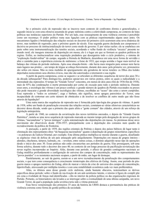 Stéphane Courtois e outros - O Livro Negro do Comunismo - Crimes, Terror e Repressão – by PapaiNoel



         Se o primeiro ciclo de repressão não se inscreve num contexto de confrontos diretos e generalizados, o
segundo inicia-se com uma ofensiva assumida do grupo stalinista contra a coletividade camponesa, no contexto de lutas
políticas nas instâncias superiores do Partido. Por um lado, esse ressurgimento de uma violência extrema é percebido
como um recomeço. O poder político reata suas ligações com as práticas experimentadas alguns anos antes. Os
mecanismos ligados à brutalização das relações sociais no decorrer do primeiro ciclo acarretam uma nova dinâmica de
terror, mas também de regressão, para o próximo quarto de século. Essa segunda guerra declarada aos camponeses é
decisiva no processo de institucionalização do terror como modo de governo. E por várias razões: ele se estabelece em
parte sobre uma instrumentalização das tensões sociais, acordando o velho fundo de violência “arcaica” presente no
mundo rural; ele inaugura sistemas de deportação em massa; ele é o lugar em que se formam os quadros políticos do
regime. Enfim, ao institucionalizar uma requisição predadora que desorganiza todo o ciclo produtivo, o sistema de
“exploração feudal-militar” do campo, segundo a fórmula de Bukharin, desemboca em uma nova forma de servidão e
abre o caminho para a experiência extrema do stalinismo: a fome de 1933, que ocupa sozinha o lugar mais terrível no
balanço das vítimas do período stalinista. Após essa situação-limite - não havia mais ninguém para semear nem havia
mais lugares nas prisões -, um tempo de trégua se esboça brevemente, durante dois anos: pela primeira vez, prisioneiros
são soltos em massa. Mas as raras medidas de apaziguamento são geradoras de novas tensões: os filhos dos kulaks
deportados reencontram seus direitos cívicos, mas não são autorizados a retornarem a sua região.
         A partir da guerra camponesa, como se seguem e se articulam as diferentes sequências de terror dos anos 30 e
da década subsequente? Para distingui-los, podemos apoiar-nos em vários pontos, entre os quais a radicalidade e a
intensidade das repressões. O tempo do “Grande Terror” concentra, em menos de dois anos (fim de 1936-fim de 1938),
mais de 85% das condenações à morte pronunciadas por cortes de exceção para todo o período stalinis-ta. Durante
esses anos, a sociologia das vítimas é um pouco confusa: o grande número de quadros do Partido executados ou presos
não pode mascarar a grande diversidade sociológica das vítimas, escolhidas ao “acaso” das cotas a serem cumpridas.
Essa repressão a “todos os azimutes”, cega e bárbara, não significa, nesse apogeu paroxístico do Terror, uma
incapacidade de contornar um certo número de obstáculos e de resolver os conflitos de outro modo que não fosse
através da liquidação?
         Uma outra marca das sequências de repressão nos é fornecida pela tipo-logia dos grupos de vítimas. A partir
de 1938, sobre um fundo de penalização crescente das relações sociais, constatam-se várias ofensivas características no
decorrer dessa década, sendo que a primeira das quais afeta a “gente comum” das cidades, através de um reforço da
legislação antioperária.
         A partir de 1940, no contexto da sovietização dos novos territórios anexados, e depois da “Grande Guerra
Patriótica”, instala-se uma nova sequência de repressão marcada ao mesmo tempo pela designação de novos grupos de
vítimas, “nacionalistas” e “povos inimigos” e pela sistematização das deportações em massa. As premissas desse novo
movimento são observáveis desde 1936-1937, principalmente com a deportação dos coreanos num quadro de
recrudescimento da política de fronteiras.
         A anexação, a partir de 1939, das regiões orientais da Polônia e depois dos países bálticos dá lugar tanto à
eliminação dos representantes ditos “da burguesia nacionalista” quanto à deportação de grupos minoritários específicos
- os poloneses da Galícia Oriental, por exemplo. Esta última prática multiplica-se mesmo durante a guerra, desafiando
as urgências vitais de defesa de um país ameaçado pelo aniquilamento. Deportações em massa de grupos inteiros -
alemães, chechenos, tártaros, kalmuks, etc. - revelam, entre outras coisas, o domínio adquirido nesse tipo de operações
desde o início dos anos 30. Essas práticas não estão circunscritas aos períodos de guerra. Elas prosseguem, sob uma
forma seletiva, durante todo o decorrer dos anos 40, no contexto de um longo processo de pacifícação-sovietização das
novas regiões incorporadas ao Império. Aliás, durante esse período, o afluxo de grandes contingentes nacionais ao
Gulag modifica profundamente a configuração do universo dos campos de concentração, onde os representantes dos
“povos punidos” e os resistentes nacionais ocupam, a partir de então, um lugar de destaque.
         Paralelamente, ao sair da guerra, assiste-se a um novo recrudescimento da penalização dos comportamentos
sociais, o que tem como consequência o crescimento ininterrupto dos efetivos do Gulag. Assim, esse período de pós-
guerra marca o apogeu numérico do Gulag, além de marcar o início da crise do universo dos campos de concentração,
hipertrofiado, atravessado por múltiplas tensões e com uma rentabilidade econômica cada vez mais problemática.
         Aliás, os últimos anos desse grande ciclo stalinista, ainda bastante obscuros, testemunham as derivas
específicas desse período: sobre o fundo de rea-tivação de um anti-semitismo latente, o retorno à figura do complô põe
em cena a rivalidade de forças mal-identificadas - clãs no interior da polícia política ou das organizações regionais do
Partido. Portanto, os historiadores são levados a se interrogar sobre a eventualidade de uma última campanha, um novo
Grande Terror, da qual a população judia soviética teria sido a vítima potencial.
         Essa breve rememoração dos primeiros 35 anos da história da URSS destaca a permanência das práticas de
violência extrema como forma de gestão política da sociedade.



                                                            133
 