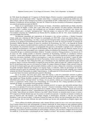 Stéphane Courtois e outros - O Livro Negro do Comunismo - Crimes, Terror e Repressão – by PapaiNoel



de 1948, diante dos delegados do V Congresso do Partido búlgaro, Dimitrov assumiu a responsabilidade pelo atentado
em seu nome e no da organização militar.” Segundo outras fontes, o responsável pela destruição da catedral teria sido
Meir Trilisser, chefe da seção estrangeira da Tcheka e vice-presidente da GPU, condecorado em 1927 com a Ordem da
Bandeira Vermelha por serviços prestados. Nos anos 30, Trilisser foi um dos secretários do Komintern, assegurando o
seu controle permanente por parte do NKVD.
          Depois de ter experimentado severos fracassos na Europa, o Komintern, impulsionado por Stalin, descobriu
um novo campo de batalha: a China, para a qual voltou todas as suas atenções. Em plena anarquia, dilacerado por
guerras internas e conflitos sociais, mas arrebatado por um formidável sentimento nacionalista, esse imenso país
parecia maduro para a revolução “antiimperia-lista”. Sinal dos tempos: no outono de 1925, os alunos chineses da
Universidade Comunista dos Trabalhadores do Oriente (KUTV), fundada em abril de 1921, foram transferidos para
uma universidade Sun-Yat-Sen.
          Devidamente enquadrado por responsáveis do Komintern e dos serviços soviéticos, o Partido Comunista
Chinês, ainda sem a liderança de Mão Tsé-tung, foi constrangido, em 1925-1926, a fazer uma estreita aliança com o
Partido Nacionalista, o Kuomintang, e seu líder, o jovem general Chiang Kai-shek. A tática escolhida pelos comunistas
consistia em se apoderar do Kuomintang para fazer dele uma espécie de cavalo de Tróia da revolução. O emissário do
Komintern, Mikhail Borodin, chegou ao posto de conselheiro do Kuomintang. Em 1925, a ala esquerda do Partido
Nacionalista, que apoiava incondicionalmente a política de colaboração com a União Soviética, conseguiu apoderar-se
de sua direção. Os comunistas tornaram a sua propaganda mais agressiva, encorajando a agitação social e reforçando a
sua influência até dominarem o II Congresso do Kuomintang. Mas não tardou para que um obstáculo surgisse em seu
caminho: Chiang Kai-shek, preocupado com a expansão contínua da influência do comunismo, começou, e com razão,
a desconfiar de que os comunistas pretendiam afastá-lo. Tomando a iniciativa, Chiang proclamou a lei marcial em 12
de março de 1926, mandou prender os elementos comunistas do Kuomintang, incluindo os conselheiros militares
soviéticos - seriam todos libertados alguns dias mais tarde -, afastou o líder da ala esquerda de seu partido e impôs um
pacto com oito pontos, destinado a limitar as prerrogativas e a ação dos comunistas no seu interior. A partir de então,
Chiang passou a ser o líder incontestado do Exército Nacionalista. Atento à nova relação de forças, Borodin a ratificou.
          Em 7 de julho de 1926, Chiang Kai-shek, que se beneficiava de uma importante ajuda material da parte dos
soviéticos, lançou o Exército Nacionalista à conquista do norte da China, ainda em poder dos “senhores da guerra”. No
dia 29, ele proclamou mais uma vez a lei marcial no Cantão. Os campos chineses de Hunan e Hubei estavam à beira de
um tipo de revolução agrária que, pela sua própria dinâmica, punha em causa a aliança dos comunistas e nacionalistas.
Na grande metrópole industrial que Xangai já era naquele tempo, os sindicatos, diante da aproximação do Exército,
iniciaram uma greve geral. Os comunistas, entre os quais Zhou Enlai, convocaram uma revolta, contando com a entrada
iminente do Exército Nacionalista na cidade. Nada aconteceu. A sublevação de 22-24 de fevereiro de 1927 fracassou, e
os grevistas foram ferozmente reprimidos pelo general Li Baozhang.
          Em 21 de março, uma nova greve geral, ainda mais maciça, e uma nova insurreição varreram os poderes
constituídos. Uma divisão do Exército Nacionalista, cujo general havia sido persuadido a intervir, entrou em Xangai,
logo seguido por Chiang, decidido a recuperar o controle da situação. Ele realizou tão bem o seu objetivo, que Stalin,
obnubilado pela política “antiimpe-rialista” de Chiang e de seu exército, ordenou aos comunistas que guardassem as
armas e se juntassem à frente comum com o Kuomintang. Em 12 de abril de 1927, Chiang reproduziu em Cantão a
operação de Xangai: os comunistas foram perseguidos e abatidos.
          No entanto, Stalin mudou sua política no pior momento possível: em agosto, para não perder prestígio diante
dos críticos da oposição,10 enviou dois emissários “pessoais”, Vissarion Lominadze e Heinz Neumann, com a missão
de reiniciarem um movimento insurrecional, depois de ter rompido a aliança com o Kuomintang. Apesar do fracasso de
uma “revolta das colheitas de outono”, orquestrada pelos dois enviados, eles se obstinaram em desencadear uma revolta
em Cantão, “para oferecer um relatório vitorioso a seu chefe” (Boris Suvarin), no momento exato em que se reunia o
XV Congresso do Partido Bolchevique que iria excluir os membros da oposição. A manobra era bastante reveladora do
grau de desprezo pela vida humana a que tinham chegado os bolcheviques, incluindo a vida dos seus próprios
partidários, o que era uma novidade. A insensata Comuna do Cantão nos oferece um claro testemunho desse fato, mas,
em sua essência, não era muito diferente das ações terroristas que haviam sido perpetradas na Bulgária alguns anos
antes.
          Vários milhares de rebeldes enfrentaram, então, durante 48 horas, tropas de cinco a seis vezes mais numerosas.
Essa Comuna chinesa havia sido mal preparada: ao número insuficiente de armas juntava-se uma conjuntura política
desfavorável, com os operários cantoneses mantendo-se em uma prudente expectativa. Na noite de 10 de dezembro de
1927, as tropas leais ao governo se reuniram nos locais previstos pelos Guardas Vermelhos. Tal como acontecera em
Hamburgo, os revoltosos foram beneficiados por terem tomado a iniciativa, mas essa breve vantagem deixou de existir.
Na manhã de 12 de dezembro, a proclamação de uma “república soviética” não encontrou nenhum eco na população.



                                                            140
 