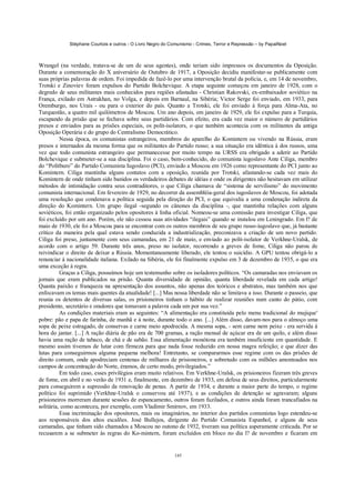 Stéphane Courtois e outros - O Livro Negro do Comunismo - Crimes, Terror e Repressão – by PapaiNoel



Wrangel (na verdade, tratava-se de um de seus agentes), onde teriam sido impressos os documentos da Oposição.
Durante a comemoração do X aniversário de Outubro de 1917, a Oposição decidiu manifestar-se publicamente com
suas próprias palavras de ordem. Foi impedida de fazê-lo por uma intervenção brutal da polícia, e, em 14 de novembro,
Trotski e Zinoviev foram expulsos do Partido Bolchevique. A etapa seguinte começou em janeiro de 1928, com o
degredo de seus militantes mais conhecidos para regiões afastadas - Christian Rakovski, ex-embaixador soviético na
França, exilado em Astrakhan, no Volga, e depois em Barnaul, na Sibéria; Victor Serge foi enviado, em 1933, para
Oremburgo, nos Urais - ou para o exterior do país. Quanto a Trotski, ele foi enviado à força para Alma-Ata, no
Turquestão, a quatro mil quilómetros de Moscou. Um ano depois, em janeiro de 1929, ele foi expulso para a Turquia,
escapando da prisão que se fechava sobre seus partidários. Com efeito, era cada vez maior o número de partidários
presos e enviados para as prisões especiais, os polit-isolators, o que também acontecia com os militantes da antiga
Oposição Operária e do grupo do Centralismo Democrático.
          Nessa época, os comunistas estrangeiros, membros do aparelho do Komintern ou vivendo na Rússia, eram
presos e internados da mesma forma que os militantes do Partido russo; a sua situação era idêntica à dos russos, uma
vez que todo comunista estrangeiro que permanecesse por muito tempo na URSS era obrigado a aderir ao Partido
Bolchevique e submeter-se a sua disciplina. Foi o caso, bem-conhecido, do comunista iugoslavo Ante Ciliga, membro
do “Politburo” do Partido Comunista Iugoslavo (PCI), enviado a Moscou em 1926 como representante do PCI junto ao
Komintern. Ciliga mantinha alguns contatos com a oposição, reunida por Trotski, afastando-se cada vez mais do
Komintern de onde tinham sido banidos os verdadeiros debates de idéias e onde os dirigentes não hesitavam em utilizar
métodos de intimidação contra seus contraditores, o que Ciliga chamava de “sistema de servilismo” do movimento
comunista internacional. Em fevereiro de 1929, no decorrer da assembléia-geral dos iugoslavos de Moscou, foi adotada
uma resolução que condenava a política seguida pela direção do PCI, o que equivalia a uma condenação indireta da
direção do Komintern. Um grupo ilegal -segundo os cânones da disciplina -, que mantinha relações com alguns
soviéticos, foi então organizado pelos opositores à linha oficial. Nomeou-se uma comissão para investigar Ciliga, que
foi excluído por um ano. Porém, ele não cessou suas atividades “ilegais” quando se instalou em Leningrado. Em l? de
maio de 1930, ele foi a Moscou para se encontrar com os outros membros de seu grupo russo-iugoslavo que, já bastante
crítico da maneira pela qual estava sendo conduzida a industrialização, preconizava a criação de um novo partido.
Ciliga foi preso, juntamente com seus camaradas, em 21 de maio, e enviado ao polit-isolator de Verkhne-Uralsk, de
acordo com o artigo 59. Durante três anos, preso no isolator, recorrendo a greves de fome, Ciliga não parou de
reivindicar o direito de deixar a Rússia. Momentaneamente liberado, ele tentou o suicídio. A GPU tentou obrigá-lo a
renunciar à nacionalidade italiana. Exilado na Sibéria, ele foi finalmente expulso em 3 de dezembro de 1935, o que era
uma exceção à regra.
          Graças a Ciliga, possuímos hoje um testemunho sobre os isoladores políticos. “Os camaradas nos enviavam os
jornais que eram publicados na prisão. Quanta diversidade de opinião, quanta liberdade revelada em cada artigo!
Quanta paixão e franqueza na apresentação dos assuntos, não apenas dos teóricos e abstratos, mas também nos que
enfocavam os temas mais quentes da atualidade! [...] Mas nossa liberdade não se limitava a isso. Durante o passeio, que
reunia os detentos de diversas salas, os prisioneiros tinham o hábito de realizar reuniões num canto do pátio, com
presidente, secretário e oradores que tomavam a palavra cada um por sua vez.”
          As condições materiais eram as seguintes: “A alimentação era constituída pelo menu tradicional do mujique'
pobre: pão e papa de farinha, de manhã e à noite, durante todo o ano. [...] Além disso, davam-nos para o almoço uma
sopa de peixe estragado, de conservas e carne meio apodrecida. A mesma sopa, - sem carne nem peixe - era servida à
hora do jantar. [...] A ração diária de pão era de 700 gramas, a ração mensal de açúcar era de um quilo, e além disso
havia uma ração de tabaco, de chá e de sabão. Essa alimentação monótona era também insuficiente em quantidade. E
mesmo assim tivemos de lutar com firmeza para que nada fosse reduzido em nossa magra refeição; e que dizer das
lutas para conseguirmos alguma pequena melhora! Entretanto, se compararmos esse regime com os das prisões de
direito comum, onde apodreciam centenas de milhares de prisioneiros, e sobretudo com os milhões amontoados nos
campos de concentração do Norte, éramos, de certo modo, privilegiados.”
          Em todo caso, esses privilégios eram muito relativos. Em Verkhne-Uralsk, os prisioneiros fizeram três greves
de fome, em abril e no verão de 1931 e, finalmente, em dezembro de 1933, em defesa de seus direitos, particularmente
para conseguirem a supressão da renovação de penas. A partir de 1934, e durante a maior parte do tempo, o regime
político foi suprimido (Verkhne-Uralsk o conservou até 1937), e as condições de detenção se agravaram; alguns
prisioneiros morreram durante sessões de espancamento, outros foram fuzilados, e outros ainda foram trancafiados na
solitária, como aconteceu, por exemplo, com Vladimir Smirnov, em 1933.
          Essa incriminação dos opositores, reais ou imaginários, no interior dos partidos comunistas logo estendeu-se
aos responsáveis dos altos escalões. José Bullejos, dirigente do Partido Comunista Espanhol, e alguns de seus
camaradas, que tinham sido chamados a Moscou no outono de 1932, tiveram sua política asperamente criticada. Por se
recusarem a se submeter às regras do Ko-mintern, foram excluídos em bloco no dia l? de novembro e ficaram em


                                                            145
 