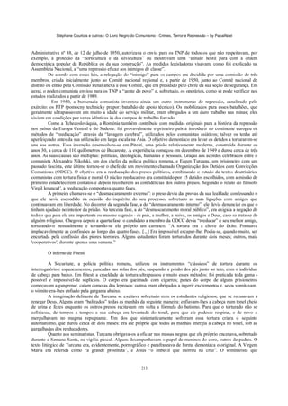 Stéphane Courtois e outros - O Livro Negro do Comunismo - Crimes, Terror e Repressão – by PapaiNoel



Administrativa nº 88, de 12 de julho de 1950, autorizava o envio para os TNP de todos os que não respeitavam, por
exemplo, a proteção da “horticultura e da silvicultura” ou mostravam uma “atitude hostil para com a ordem
democrática popular da República ou da sua construção”. As medidas legisladoras visavam, como foi explicado na
Assembleia Nacional, a “uma repressão eficaz aos inimigos de classe”.
          De acordo com essas leis, a relegação do “inimigo” para os campos era decidida por uma comissão de três
membros, criada inicialmente junto ao Comitê nacional regional e, a partir de 1950, junto ao Comitê nacional de
distrito ou então pela Comissão Penal anexa a esse Comitê, que era presidido pelo chefe da sua seção de segurança. Em
geral, o poder comunista enviou para os TNP a “gente do povo” e, sobretudo, os operários, como se pode verificar nos
estudos realizados a partir de 1989.
            Em 1950, a burocracia comunista inventou ainda um outro instrumento de repressão, canalizado pelo
exército: os PTP (pomocny technicky prapor: batalhão de apoio técnico). Os mobilizados para esses batalhões, que
geralmente ultrapassavam em muito a idade do serviço militar, eram obrigados a um duro trabalho nas minas; eles
viviam em condições por vezes idênticas às dos campos de trabalho forcado.
          Como a Tchecoslováquia, a Roménia também contribuiu com medidas originais para a história da repressão
nos países da Europa Central e do Sudeste: foi provavelmente o primeiro país a introduzir no continente europeu os
métodos de “reeducação” através da “lavagem cerebral”, utilizados pelos comunistas asiáticos; talvez os tenha até
aperfeiçoado antes da sua utilização em larga escala na Ásia. O objetivo demoníaco era levar os detidos a torturarem-se
uns aos outros. Essa invenção desenvolveu-se em Pitesti, uma prisão relativamente moderna, construída durante os
anos 30, a cerca de 110 quilómetros de Bucareste. A experiência começou em dezembro de 1949 e durou cerca de três
anos. As suas causas são múltiplas: políticas, ideológicas, humanas e pessoais. Graças aos acordos celebrados entre o
comunista Alexandru Nikolski, um dos chefes da polícia política romena, e Eugen Turcanu, um prisioneiro com um
passado fascista, este último tornou-se o chefe de um movimento chamado Organização dos Detidos com Convicções
Comunistas (ODCC). O objetivo era a reeducação dos presos políticos, combinando o estudo de textos doutrinários
comunistas com tortura física e moral. O núcleo reeducativo era constituído por 15 detidos escolhidos, com a missão de
primeiro estabelecerem contatos e depois recolherem as confidências dos outros presos. Segundo o relato do filósofo
Virgil lerunca1', a reeducação comportava quatro fases.
          A primeira chamava-se o “desmascaramento externo”: o preso devia dar provas da sua lealdade, confessando o
que ele havia escondido na ocasião do inquérito do seu processo, sobretudo as suas ligações com amigos que
continuavam em liberdade. No decorrer da segunda fase, a do “desmascaramento interno”, ele devia denunciar os que o
tinham ajudado no interior da prisão. Na terceira fase, a do “desmascaramento moral público”, era exigida a negação de
tudo o que para ele era importante ou mesmo sagrado - os pais, a mulher, a noiva, os amigos e Deus, caso se tratasse de
alguém religioso. Chegava depois a quarta fase: o candidato a membro da ODCC devia “reeducar” o seu melhor amigo,
torturando-o pessoalmente e tornando-se ele próprio um carrasco. “A tortura era a chave do êxito. Pontuava
implacavelmente as confissões ao longo das quatro fases. [.,.] Era impossível escapar-lhe. Podia-se, quando muito, ser
encurtada pela confissão dos piores horrores. Alguns estudantes foram torturados durante dois meses; outros, mais
'cooperativos', durante apenas uma semana.”

        O inferno de Pitesti

          A Securitate, a polícia política romena, utilizou os instrumentos “clássicos” de tortura durante os
interrogatórios: espancamentos, pancadas nas solas dos pés, suspensão e prisão dos pés junto ao teto, com o indivíduo
de cabeça para baixo. Em Pitesti a crueldade da tortura ultrapassou e muito esses métodos: foi praticada toda gama -
possível e impossível-de suplícios. O corpo era queimado com cigarros; panes do corpo de alguns prisioneiros
começavam a gangrenar, caíam como as dos leprosos; outros eram obrigados a ingerir excrementos e, se os vomitavam,
o vómito era-lhes enfiado pela garganta abaixo.
          A imaginação delirante de Turcanu se excitava sobretudo com os estudantes religiosos, que se recusavam a
renegar Deus. Alguns eram “balizados” todas as manhãs da seguinte maneira: enfiavam-lhes a cabeça num tonel cheio
de urina e fezes enquanto os outros presos recitavam em volta a fórmula do batismo. Para que o torturado não se
asfixiasse, de tempos a tempos a sua cabeça era levantada do tonel, para que ele pudesse respirar, e de novo a
mergulhavam no magma repugnante. Um dos que sistematicamente sofreram essa tortura criara o seguinte
automatismo, que durou cerca de dois meses: era ele próprio que todas as manhãs imergia a cabeça no tonel, sob as
gargalhadas dos reeducadores.
          Quanto aos seminaristas, Turcanu obrigava-os a oficiar nas missas negras que ele próprio encenava, sobretudo
durante a Semana Santa, na vigília pascal. Alguns desempenhavam o papel de meninos do coro, outros de padres. O
texto litúrgico de Turcanu era, evidentemente, pornográfico e parafraseava de forma demoníaca o original. A Virgem
Maria era referida como “a grande prostituta”, e Jesus “o imbecil que morreu na cruz”. O seminarista que


                                                            213
 
