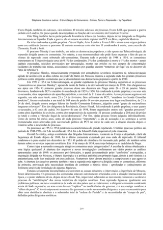 Stéphane Courtois e outros - O Livro Negro do Comunismo - Crimes, Terror e Repressão – by PapaiNoel



Vavro Hajdu, também ele eslovaco, vice-ministro. O terceiro eslovaco do processo, Evzen Lõbl, que passara a guerra
exilado em Londres, foi preso quando desempenhava as funções de vice-ministro do Comércio Exterior.
          Otto Sling também havia participado da Resistência tcheca em Londres, depois de ter integrado as Brigadas
Internacionais na Espanha. Finda a guerra, ele se tornara secretário regional do PCT em Brno, capital da Morávia.
          Os três condenados a prisão perpétua - Vavro Hajdu, Artur London e Evzen Lõbl - viram a sua origem judaica
posta em evidência durante o processo. O mesmo aconteceu com oito dos 11 condenados à morte, com excecão de
Clementis, Frank e Svab.
          O processo Slansky é um símbolo, em todas as democracias populares, e não apenas na Tchecoslováquia, da
repressão dirigida contra os comunistas. No entanto, a sua monstruosidade não pode fazer esquecer o fato de que as
vítimas de repressão eram sobretudo não-comunistas. Durante todo o período de 1948 a 1954, os comunistas
representam na Tchecoslováquia cerca de 0,1% dos condenados, 5% dos condenados à morte e 1% dos mortos - penas
capitais executadas, suicídios provocados por perseguição, mortes nas prisões ou nos campos de concentração
(acidentes de trabalho nas minas, assassinatos executados por guardas durante “tentativas de fuga” ou no decorrer de
“atos de rebelião”).
          O processo Slansky, minuciosamente preparado por conselheiros soviéticos residentes na Tchecoslováquia
agindo de acordo com as altas esferas do poder de Stalin em Moscou, marcou a segunda onda dos grandes processos
políticos contra dirigentes comunistas que se desenrolaram nas democracias populares a partir de 1949.
          Em 1953 e 1954, na Tchecoslováquia, ao grande espetáculo do processo Slansky seguiram-se os processos
“consecutivos ao processo Slansky”, apesar da morte de Stalin e da de Gottwald em março de 1953- Eles chegaram ao
seu ápice em 1954. O primeiro grande processo desse ano decorreu em Praga entre 26 e 28 de janeiro: Marie
Svermova, fundadora do PCT e membro da sua direção de 1929 a 1950, foi condenada à prisão perpétua; e os seus seis
co-acusados, altos responsáveis do aparelho partidário, a um total de 111 anos de cadeia. A esse processo seguiu-se um
segundo, um mês mais tarde, entre 23 e 25 de fevereiro. Sete militantes do PCT, “membros do Grande Conselho
trotskista”, foram condenados a um total de 103 anos de prisão. O terceiro processo teve lugar em Bratislava, de 21 a
24 de abril, dirigido contra antigos líderes do Partido Comunista Eslovaco, julgados como “grupo de nacionalistas
burgueses eslovacos”. Um dos dirigentes da Resistência, Gustav Husak, foi condenado à prisão perpétua; e seus quatro
co-acusados, a 63 anos de cadeia. No decorrer do ano de 1954, foram organizados outros seis “grandes processos”
contra altos dignitários do exército, contra altos responsáveis da economia (11 pessoas condenadas a 204 anos de prisão
no total) e contra a “direção ilegal da social-democracia”. Por fim, várias pessoas foram julgadas individualmente.
Como de norma há vários anos, antes de cada processo “importante”, a ata de acusação e as sentenças a serem
pronunciadas eram aprovadas pelo secretariado político do PCT no início de cada um; a direção discutia depois o
relatório sobre o desenrolar do processo.
          Os processos de 1953 e 1954 perderam as características de grande espetáculo. O último processo político do
período de 1948-1954, em 5 de novembro de 1954, foi o de Eduard Utrata, responsável pela economia.
          Osvald Zavodsky, antigo combatente das Brigadas Internacionais, resistente na França e deportado, chefe da
Segurança de Estado depois de 1948, foi o último comunista executado por essa onda de repressão. O tribunal
condenou-o à pena capital em dezembro de 1953. O pedido de clemência foi recusado pelo poder: ele também sabia
demais sobre os serviços especiais soviéticos. Em 19 de março de 1954, seu corpo balançava no cadafalso de Praga.
          Como é que a repressão conseguiu atingir os comunistas mais categorizados? A escolha da vítima obedeceria a
uma lógica qualquer? A abertura dos arquivos e novas investigações confirmaram em vários pontos as análises
apresentadas antes de 1989: os processos pré-fabricados, o papel desempenhado pelas “confissões” extorquidas, a
encenação dirigida por Moscou, o frenesi ideológico e a política antititista em primeiro lugar, depois a anti-sionista e a
antiamericana, tudo isso traduzido em atos judiciais. Numerosos fatos deram precisão e completaram o que agora se
sabe. A abertura dos arquivos permite também - para a segunda onda repressiva dirigida contra os comunistas, diferente
da primeira, provocada pela necessidade imediata de combater a heresia titista - aprofundar o conhecimento do
fenómeno através da formulação de algumas hipóteses.
          Estudos solidamente documentados esclareceram as causas evidentes: a intervenção, a ingerência de Moscou,
foram determinantes. Os processos dos comunistas estavam estreitamente articulados com a situação internacional da
época, e o poder stalinista devia, depois da revolta de Tito, impor total submissão ao movimento comunista e acelerar o
processo de “satelitização” dos novos territórios do império soviético. Essa repressão ligava-se igualmente aos
problemas políticos, sociais e econômicos de cada um dos países que a conheceram: o dirigente comunista condenado
servia de bode expiatório; os seus erros deviam “explicar” as insuficiências do governo, c o seu castigo canalizar a
“cólera do povo”. O terror onipresente semeou e fez germinar o medo nas camadas dirigentes, o que era necessário para
obter uma obediência absoluta e a submissão total às “ordens do Partido” e às necessidades do “campo da paz”,
definidas pelos dirigentes soviéticos.



                                                            219
 