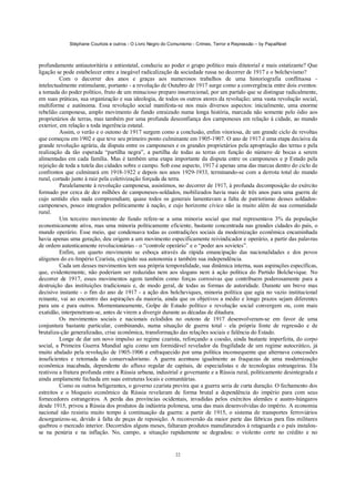 Stéphane Courtois e outros - O Livro Negro do Comunismo - Crimes, Terror e Repressão – by PapaiNoel



profundamente antiautoritária e antiestatal, conduziu ao poder o grupo político mais ditatorial e mais estatizante? Que
ligação se pode estabelecer entre a inegável radicalização da sociedade russa no decorrer de 1917 e o bolchevismo?
          Com o decorrer dos anos e graças aos numerosos trabalhos de uma historiografia conflituosa -
intelectualmente estimulante, portanto - a revolução de Outubro de 1917 surge como a convergência entre dois eventos:
a tomada do poder político, fruto de um minucioso preparo insurrecional, por um partido que se distingue radicalmente,
em suas práticas, sua organização e sua ideologia, de todos os outros atores da revolução; uma vasta revolução social,
multiforme e autónoma. Essa revolução social manifesta-se nos mais diversos aspectos: inicialmente, uma enorme
rebelião camponesa, amplo movimento de fundo enraizado numa longa história, marcada não somente pelo ódio aos
proprietários de terras, mas também por uma profunda desconfiança dos camponeses em relação à cidade, ao mundo
exterior, em relação a toda ingerência estatal.
          Assim, o verão e o outono de 1917 surgem como a conclusão, enfim vitoriosa, de um grande ciclo de revoltas
que começou em 1902 e que teve seu primeiro ponto culminante em 1905-1907. O ano de 1917 é uma etapa decisiva da
grande revolução agrária, da disputa entre os camponeses e os grandes proprietários pela apropriação das terras e pela
realização da tão esperada “partilha negra”, a partilha de todas as terras em função do número de bocas a serem
alimentadas em cada família. Mas é também uma etapa importante da disputa entre os camponeses e p Estado pela
rejeição de toda a tutela das cidades sobre o campo. Sob esse aspecto, 1917 é apenas uma das marcas dentro do ciclo de
confrontos que culminará em 1918-1922 e depois nos anos 1929-1933, terminando-se com a derrota total do mundo
rural, cortado junto à raiz pela coletivização forçada da terra.
          Paralelamente à revolução camponesa, assistimos, no decorrer de 1917, à profunda decomposição do exército
formado por cerca de dez milhões de camponeses-soldados, mobilizados havia mais de três anos para uma guerra de
cujo sentido eles nada compreendiam; quase todos os generais lamentavam a falta de patriotismo desses soldados-
camponeses, pouco integrados politicamente à nação, e cujo horizonte cívico não ia muito além de sua comunidade
rural.
          Um terceiro movimento de fundo refere-se a uma minoria social que mal representava 3% da população
economicamente ativa, mas uma minoria politicamente eficiente, bastante concentrada nas grandes cidades do país, o
mundo operário. Esse meio, que condensava todas as contradições sociais da modernização econômica encaminhada
havia apenas uma geração, deu origem a um movimento especificamente reivindicador e operário, a partir das palavras
de ordem autenticamente revolucionárias - o “controle operário” e o “poder aos sovietes”.
          Enfim, um quarto movimento se esboça através da rápida emancipação das nacionalidades e dos povos
alógenos do ex-Império Czarista, exigindo sua autonomia e também sua independência.
          Cada um desses movimentos tem sua própria temporalidade, sua dinâmica interna, suas aspirações específicas,
que, evidentemente, não poderiam ser reduzidas nem aos slogans nem à ação política do Partido Bolchevique. No
decorrer de 1917, esses movimentos agem também como forças corrosivas que contribuem poderosamente para a
destruição das instituições tradicionais e, de modo geral, de todas as formas de autoridade. Durante um breve mas
decisivo instante - o fim do ano de 1917 - a ação dos bolcheviques, minoria política que agia no vazio institucional
reinante, vai ao encontro das aspirações da maioria, ainda que os objetivos a médio e longo prazos sejam diferentes
para uns e para outros. Momentaneamente, Golpe de Estado político e revolução social convergem ou, com mais
exatidão, interpenetram-se, antes de virem a divergir durante as décadas de ditadura.
          Os movimentos sociais e nacionais eclodidos no outono de 1917 desenvolveram-se em favor de uma
conjuntura bastante particular, combinando, numa situação de guerra total - ela própria fonte de regressão e de
brutaliza-ção generalizadas, crise econômica, transformação das relações sociais e falência do Estado.
          Longe de dar um novo impulso ao regime czarista, reforçando a coesão, ainda bastante imperfeita, do corpo
social, a Primeira Guerra Mundial agiu como um formidável revelador da fragilidade de um regime autocrático, já
muito abalado pela revolução de 1905-1906 e enfraquecido por uma política inconsequente que alternava concessões
insuficientes e retomada do conservadorismo. A guerra acentuou igualmente as fraquezas de uma modernização
econômica inacabada, dependente do afluxo regular de capitais, de especialistas e de tecnologias estrangeiras. Ela
reativou a fratura profunda entre a Rússia urbana, industrial e governante e a Rússia rural, politicamente desintegrada e
ainda amplamente fechada em suas estruturas locais e comunitárias.
          Como os outros beligerantes, o governo czarista previra que a guerra seria de curta duração. O fechamento dos
estreitos e o bloqueio econômico da Rússia revelaram de forma brutal a dependência do império para com seus
fornecedores estrangeiros. A perda das províncias ocidentais, invadidas pelos exércitos alemães e austro-húngaros
desde 1915, privou a Rússia dos produtos da indústria polonesa, uma das mais desenvolvidas do império. A economia
nacional não resistiu muito tempo à continuação da guerra: a partir de 1915, o sistema de transportes ferroviários
desorganizou-se, devido à falta de peças de reposição. A reconversão da maior parte das fábricas para fins militares
quebrou o mercado interior. Decorridos alguns meses, faltaram produtos manufaturados à retaguarda e o país instalou-
se na penúria e na inflação. No, campo, a situação rapidamente se degradou: o violento corte no crédito e no


                                                             22
 