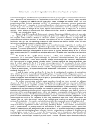 Stéphane Courtois e outros - O Livro Negro do Comunismo - Crimes, Terror e Repressão – by PapaiNoel



remembramento agrícola, a mobilização maciça de homens no exército, as requisições de cereais e de arrendamento do
gado, a penúria de bens manufaturados e o rompimento dos circuitos de trocas entre cidades e campo detiveram
francamente os processos de modernização das propriedades rurais, preparados com sucesso, desde 1906, pelo
primeiro-ministro Piotr Stolypine, assassinado em 1910. Três anos de guerra reforçaram a percepção camponesa do
Estado como força hostil e estrangeira. As afrontas cotidianas de um exército em que o soldado era tratado mais como
um servo do que como um cidadão exacerbaram as tensões entre os combatentes e oficiais enquanto que as derrotas
minavam o que sobrava do prestígio de um regime imperial demasiadamente longo. O antigo fundo de arcaísmo e
violência - sempre presente no campo e que já havia demonstrado sua força durante as grandes insurreições dos anos
1902-1906 - saiu reforçado dessa guerra.
         Desde o fim de 1915, o poder não dominava mais a situação. Diante da passividade do regime, viu-se por todo
o país a organização de associações e Comitês encarregados da gestão de um cotidiano que o Estado parecia não poder
mais assegurar: cuidar dos feridos, abastecer as cidades e o exército. O povo russo começou a se autogovernar; um
grande movimento vindo das entranhas da sociedade, cuja importância não fora até então calculada, se pusera em
movimento. Mas, para que esse movimento vencesse as forças corrosivas que estavam também ativas, teria sido
necessário que o poder o encorajasse, e que lhe estendesse a mão.
         Ora, em lugar de construir uma ponte entre o poder e os elementos mais progressistas da sociedade civil,
Nicolau II agarrou-se à utopia monár-quico-populista do “papaizinho-czar-comandando-o-exército-de-seu-belo-povo-
camponês”. Ele assumiu pessoalmente o comando supremo dos exércitos, ato suicida para a autocracia em plena
derrocada nacional. Isolado em seu trem especial no quartel-general de Mogilev, Nicolau II deixou, de fato, de dirigir o
país a partir do outono de 1915, confiando-o a sua esposa, a imperatriz Alexandra, muito impopular por ser de origem
alemã.
         No decorrer de 1916, o poder pareceu dissolver-se. A Duma, única assembleia eleita, era tão pouco
representativa, que se reunia apenas algumas semanas por ano; governantes e ministros se sucediam, todos igualmente
incompetentes e impopulares. O rumor público acusava o influente corrilho dirigido pela imperatriz e por Rasputin de
abrir conscientemente o território nacional à invasão inimiga. Tornava-se manifesto que a autocracia não era mais
capaz de conduzir a guerra. No fim de 1916, o país tornou-se ingoverná-vel. Em uma atmosfera de crise política,
ilustrada pelo assassinato de Rasputin no dia 31 de dezembro, as greves, reduzidas a um número insignificante no início
da guerra, retomaram sua força. O tumulto alcançou o exército; a desorganização total dos transportes interrompeu todo
o sistema de abastecimento. Um regime ao mesmo tempo desacreditado e enfraquecido foi surpreendido pela chegada
dos dias de fevereiro de 1917.
         A queda do regime czarista, vencido ao fim de cinco dias de manifestações de operários e da amotinação de
vários milhares de homens da guarnição de Petrogradofreqüência, revelou não somente a fraqueza do czarismo e o
estado de decomposição do exército ao qual o estado-maior não ousou apelar para dominar o levante popular, como
também o despreparo político de todas as forças de oposição, profundamente divididas, desde os liberais do Partido
Constitucional Democrata até os social-democratas.
         Em nenhum momento dessa revolução popular espontânea, iniciada nas ruas e terminada nos gabinetes
silenciosos do palácio de Taurida, sede da Duma, as forças políticas da oposição conduziram o movimento. Os liberais
tinham medo das ruas; quanto aos partidos socialistas, eles temiam uma rea-ção militar. Entre os liberais, inquietos com
a extensão dos tumultos, e os socialistas, para quem o momento era manifestamente favorável à revolução “burguesa” -
primeira etapa de um longo processo que poderia, com o passar do tempo, abrir caminho a uma revolução socialista -,
engajaram-se negociações que culminaram, após longos arranjos, na fórmula inédita de um poder duplo. O primeiro, o
governo provisório, um poder preocupado com a ordem, cuja lógica era parlamentarista e tendo como objetivo uma
Rússia capitalista, moderna e liberal, firmemente consolidada em suas alianças com franceses e britânicos. O outro, o
poder do soviete de Petrogrado, que um punhado de militantes socialistas acabava de constituir e que pretendia ser, na
grande tradição do soviete de São Petersburgo de 1905, uma representação mais direta e mais revolucionária das
“massas”. Mas este “poder dos sovietes” era em si uma realidade móvel e variável, ao sabor da evolução de suas
estruturas descentralizadas e efervescentes e, principalmente, ao sabor das mudanças de uma opinião pública volúvel.
         Os três governos provisórios que se sucederam, de 2 de março a 25 de outubro de 1917, se mostraram
incapazes de resolver os problemas deixados como herança pelo Antigo Regime: a crise econômica, a continuação da
guerra, a questão operária e o problema agrário. Os novos homens no poder - os liberais do Partido Constitucional
Democrata, majoritários nos dois primeiros governos; os mencheviques e os socialistas-revolucionários, majoritários no
terceiro - pertenciam todos às elites urbanas cultas, aos elementos progressistas da sociedade civil, divididos entre a
confiança ingénua e cega no “povo” e o medo das “massas escuras” que os circundavam e que, aliás, eles mal
conheciam. Em sua maioria, eles consideravam necessário - pelo menos nos primeiros meses de uma revolução que
havia chocado as consciências por seu aspecto pacifista - deixar o caminho livre para o impulso democrático libertado



                                                             23
 