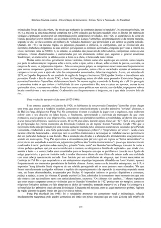 Stéphane Courtois e outros - O Livro Negro do Comunismo - Crimes, Terror e Repressão – by PapaiNoel



retirada das forças ditas da ordem, "de modo que tenhamos de combater apenas os bandidos". Na mesma província, em
1931, a maioria de uma força militar composta por 2.500 soldados que haviam excedido todos os limites em matéria de
violações e pilhagens acabou por ser exterminada pelos camponeses revoltados. Em 1926, os camponeses do oeste do
Hunan, passando-se por membros da sociedade secreta dos Lanças Vermelhas, desembaraçaram-se da mesma maneira,
segundo se diz, de meia centena de milhares de "soldados-bandidos" que pertenciam a um senhor da guerra vencido.
Quando, em 1944, na mesma região, os japoneses passaram à ofensiva, os camponeses, que se recordavam dos
mortíferos trabalhos obrigatórios do ano anterior, perseguiram os militares derrotados, chegando por vezes a enterrá-los
vivos; morreram cerca de 50.000. E, no entanto, os soldados não passavam de pobres diabos, camponeses como os seus
carrascos, vítimas desafortunadas e aterrorizadas por um alistamento militar que, segundo o general americano
Wedemeyer, se abatia sobre os aldeãos como a fome ou a cheia, e fazia ainda mais vítimas.
         Muitas outras revoltas, geralmente menos violentas, tinham como alvo aquilo que era sentido como exações
por parte da administração: impostos sobre a terra, sobre o ópio, sobre o álcool, sobre o abate de porcos, a corvéia, os
exageros de usura, os julgamentos injustos... Mas os seus piores golpes, os camponeses reservavam-nos frequentemente
para outros camponeses: guerras ferozes contra outros povoados, outros clãs ou sociedades secretas devastavam os
campos e criavam, com a ajuda do culto dos antepassados assassinados, ódios inextinguíveis. Assim, em setembro de
1928, os Espadas Pequenas de um condado da região de Jiangsu chacinaram 200 Espadas Grandes e incendiaram seis
povoados. Desde o fim do século XDC, o leste do Guangdong estava dividido entre povoados Estandartes Negros e
povoados Estandartes Vermelhos, violentamente hostis. Na mesma região, o condado de Puning viu o clã Lin perseguir
e exterminar todos os que tinham a infelicidade de usar o patronímico Ho, sem excetuar os leprosos, muitas vezes
queimados vivos, e numerosos cristãos. Essas lutas nunca eram políticas nem sociais: através delas, os pequenos nobres
locais consolidavam o seu ascendente. O adversário era frequentemente o imigrante, ou o que vivia do outro lado do
rio...

        Uma revolução inseparável do terror (1927-1946)

          E no entanto, quando, em janeiro de 1928, os habitantes de um povoado Estandarte Vermelho viram chegar
uma tropa que arvorava a bandeira escarlate, juntaram-se entusiasticamente a um dos primeiros "sovietes" chineses, o
de Hai-Lu-Feng, dirigido por P'eng P'ai. Os comunistas tiveram o cuidado de jogar com o equívoco, mas souberam
colorir com o seu discurso os ódios locais, e finalmente, aproveitando a coerência da mensagem de que eram
portadores, usá-los para os seus próprios fins, concedendo aos partidários neófitos a possibilidade de darem livre curso
a seus mais cruéis impulsos. Assistiu-se assim, 40 ou 50 anos antes, durante alguns meses de 1927-1928, a uma espécie
de prefiguração dos piores momentos da Revolução Cultural ou do regime Khmer Vermelho. Desde 1922 que o
movimento tinha sido preparado por uma intensa agitação mantida pelos sindicatos camponeses suscitados pelo Partido
Comunista, conduzindo a uma forte polarização entre "camponeses pobres" e "proprietários de terras" - sendo esses
incansavelmente denunciados -, ainda que nem os conflitos tradicionais e nem sequer as realidades sociais permitissem
dar um particular destaque a essa divisão. Mas a anulação das dívidas e a abolição dos arrendamentos asseguravam ao
soviete um vasto apoio. P'eng P'ai aproveitou a circunstância para pôr em vigor um regime de "terror democrático": o
povo inteiro era convidado a assistir aos julgamentos públicos dos "contra-revolucionários", quase que invariavelmente
condenados à morte; participava das execuções, gritando "mata, mata" aos Guardas Vermelhos que tratavam de cortar a
vítima pedaço a pedaço, que por vezes cozinhavam e comiam, ou obrigavam a família do supliciado - que, ainda vivo,
assistia a tudo — a comer; todos eram convidados para os banquetes em que se partilhava o coração ou o fígado do
antigo proprietário, e para os comícios onde o orador discursava diante de uma fileira de estacas cada uma enfeitada
com uma cabeça recentemente cortada. Esse fascínio por um canibalismo de vingança, que iremos reencontrar no
Camboja de Pol Pot e que responderia a um antiquíssimo arquétipo largamente difundido na Ásia Oriental, aparece
frequentemente nos momentos paroxísticos da história chinesa. Assim, numa era de invasões estrangeiras, em 613, o
imperador Yang (dinastia Suei) vingou-se de um rebelde perseguindo até os seus parentes mais afastados: "Os que
foram mais duramente castigados sofreram o suplício do esquartejamento e da exposição da sua cabeça espetada numa
vara, ou foram desmembrados, trespassados por flechas. O imperador intimou os grandes dignitários a comerem,
pedaço a pedaço, a carne das vítimas. O grande escritor Lu Xun, admirador do comunismo num momento em que este
não rimava com nacionalismo nem com antiocidentalismo, escreveu: "Os chineses são canibais..." Menos populares
que estas orgias sangrentas eram as violências que os Guardas Vermelhos de 1927 praticavam nos templos, contra os
religiosos-feiticeiros taoístas: os fiéis pintavam os ídolos de vermelho, tentando preservá-los, e P'eng P'ai começava a
se beneficiar dos primeiros sinais de uma divinização. Cinquenta mil pessoas, entre as quais numerosos pobres, fugiram
da região durante os quatro meses em que o soviete aí reinou.
          P'eng P'ai (fuzilado em 1931) foi o verdadeiro promotor do comunismo rural e militarizado, solução
imediatamente recuperada pelo quadro comunista até então um pouco marginal que era Mao Zedong (ele próprio de


                                                            238
 