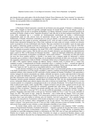 Stéphane Courtois e outros - O Livro Negro do Comunismo - Crimes, Terror e Repressão – by PapaiNoel



país durante dois anos, pode apitar o fim da Revolução Cultural. Pouco falaremos dos "anos cinzentos" (a expressão é
de J.-L. Domenach) posteriores ao esmagamento dos Guardas Vermelhos: a repressão foi, sem dúvida, dura, mas
retomou nas suas grandes linhas as modalidades dos anos 50.

        Os atares da revolução

         A Revolução Cultural representa o encontro de um homem com uma geração. O homem é, evidentemente, o
próprio Mao. Atingido no interior do aparelho centralpdo desastre do Grande Salto, ele teve de entregar, a partir de
1962, a direção efetiva do país ao presidente da República, Liu Shaoqi. Reduzido à posição certamente prestigiosa de
presidente do Partido, refugia-se nesse "magistério da palavra" onde sabe não ter de temer qualquer concorrência. Mas,
como velho estrategista que é, e receando ser simultaneamente transformado em estátua e definitivamente
marginalizado ainda em vida, procura meios de transmissão eficazes que lhe permitam impor as suas escolhas
fundamentais. O Partido, firmemente controlado por Liu e pelo seu adjunto, o secretário-geral Deng Xiaoping, terá de
ser contornado por fora; quanto ao governo, subordinado ao PC como em todos os países comunistas, sob a eficaz
direção desse oportunista inteligente que é Zhou Enlai, moderado em razão senão em coração, constitui um elemento
neutro na perspectiva de uma confrontação entre facções. Mao tem consciência de ter perdido o apoio da maior parte
dos quadros e intelectuais quando ocorreram os expurgos de 1957, e o das massas rurais com a fome de 1959-1961.
Mas, num país como a China comunista, uma maioria passiva, atomizada e assustada conta menos do que as minorias
ativas e colocadas em posições estratégicas. Ora, desde 1959, o EPL é chefiado por Lin Biao, vassalo incondicional do
Grande Timoneiro: pouco a pouco, Mao faz dele um centro de poder alternativo, que desempenha um importantíssimo
papel, a partir de 1962, no Movimento de Educação Socialista — espécie de depuração antidireitista sub-reptícia que
põe a tónica no puritanismo, na disciplina e na dedicação, valores muito militares —, fornecendo, em 1964, pelo menos
um terço dos novos quadros políticos, e fazendo a sua junção com a pequena equipe de intelectuais e artistas
fracassados que se estrutura à volta de Jiang Qing e do seu programa de destruição de toda a arte ou de toda a literatura
não engajadas conformemente à linha do Partido. A formação militar torna-se obrigatória para os estudantes e, a partir
de 1964, o EPL organiza milícias armadas nas fábricas, bairros e distritos rurais. O exército não é, e nunca será,
candidato ao poder: o enquadramento do Partido é demasiado eficaz, e o medíocre Lin Biao — acusado por alguns de
ser viciado em heroína — não tem pensamento nem projeção política próprios. Porém, mais do que nunca, ele é. para
Mao o seu "seguro de vida" ou, para usar as suas próprias palavras, a sua Grande Muralhado
         A outra alavanca estratégica com que Mao pensa poder contar é a já mencionada geração, ou mais exatamente
a sua fração escolarizada ao nível dos ensinos secundário e superior e institutos de formação profissional (incluindo as
academias militares, único elemento do EPL autorizado a formar unidades de Guardas Vermelhos);"i eles apresentam a
enorme vantagem de estarem concentrados nas cidades, sobretudo nas maiores, no palco onde decorrerão as lutas pelo
poder: um quarto dos habitantes de Xangai freqiien-ta as suas escolas. Os que têm entre 14 e 22 anos em 1966 serão
para Mao instrumentos muito entusiastas, à proporção de seu grande fanatismo doutrinário e de sua grande frustração.
Fanatismo: primeira geração totalmente educada depois da revolução de 1949, eles são simultaneamente demasiado
jovens e demasiado urbanos para saberem alguma coisa sobre os horrores do Grande Salto, !93 dos quais Liu e os seus
consortes poderão vir a arrepender-se amargamente de não os ter criticado oficialmente. Tal revolução foi louvada com
todas as palavras pelo regime, sendo, segundo Mão, a "página em branco" pura de toda e qualquer escória em que será
escrita a exultante epopeia da construção do comunismo, garantida pelo velho tirano: "O mundo vos pertence. O
destino da China vos pertence." Depressa essa geração aprendeu que, como diz uma canção dos Guardas Vermelhos:
"O Partido é a nossa mãe e o nosso pai".'95 E, em caso de conflito de paternidade, a escolha deve ser clara: renegar os
genitores. Pasqualini conta deste modo a visita que um "horroroso fedelho de 10 ou 11 anos" faz ao pai, internado no
laogai, em 1962: "Não queria vir aqui - brada ele, altivamente -, mas a minha mãe me obrigou. Você é um contra-
revolucionário e uma desonra para a família. Você causou graves prejuízos ao governo. Merece estar na prisão. Tudo o
que posso dizer é que seria melhor se reformar, pois, do contrário, você terá o que merece". Até os guardas ficaram
chocados com essas palavras. O prisioneiro voltou lavado em lágrimas (o que é proibido) à sua cela, murmurando: "Se
soubesse que isso iria acontecer, tinha-o estrangulado no dia em que nasceu". Tien deixou passar o incidente sem
sequer o censurar". Esse garoto teria cerca de 15 anos em 1966, a idade certa para se tornar um Guarda Vermelho... Os
mais jovens foram sempre os mais violentos, os mais obstinados a humilhar as suas vítimas.
         Ao mesmo tempo, porém, esses jovens, ensinados a se comportarem como pequenos "robôs" vermelhos,
sentem-se frequentemente frustrados. Frustrados de heroísmo — enquanto a geração de seus pais lhes enche os ouvidos
com relatos das suas proezas revolucionárias e guerreiras —, eles imitarão a Longa Marcha, as primeiras bases
vermelhas ou a guerrilha antijaponesa durante as confrontações de 1966-1968: uma vez mais, para parafrasear Marx, a
História iria se repetir, mas sob a forma de farsa. Frustrados em relação ao essencial da literatura clássica e pela
ausência de liberdade de discussão face aos hiperprudentes professores sobreviventes da Retificação de 1957, eles iriam


                                                            262
 