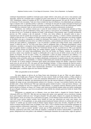 Stéphane Courtois e outros - O Livro Negro do Comunismo - Crimes, Terror e Repressão – by PapaiNoel



continuam frequentemente expeditivos (instrução quase sempre inferior a três meses, por vezes a uma semana) e não
motivados. Apesar de a corrupção entre os quadros ser geral, eram menos de 3% os julgados por esse delito em 1993-
1995. Globalmente, embora os membros do PCC (4% da população) representassem, nos anos 80, 30% dos culpados,
só forneciam 3% dos executados. Tudo isto é bem revelador dos laços de influência e da solidariedade que continuam a
reger as relações entre os aparelhos político e judiciário. A detenção de uma parte da equipe municipal de Pequim por
malversação provocou uma grande comoção em meados dos anos 80, mas continua a ser um fato relativamente isolado.
A nomenkla-tura comunista, cada vez mais envolvida nos negócios, permanece praticamente invulnerável.
         Finalmente, essa violência extrema que é a pena de morte continua a ser correntemente aplicada na China.
Existem centenas de casos de condenação à morte, entre os quais os "casos graves" de contrabando, a exportação ilegal
de obras de arte ou a "revelação de segredos de Estado" (cuja definição é temivelmente vaga). O perdão presidencial,
previsto em 1982, continua a não ser praticado. A China, com vários milhares de execuções todos os anos, é
responsável por mais de metade das execuções que ocorrem em todo o planeta; e o número continua aumentando em
relação ao final dos anos 70, e também aos últimos séculos do império chinês. É lícito aproximar essa sinistra realidade
da facilidade com que se transgredia no sentido da eliminação física quando de campanhas ou crises. Em 1983, o
aumento da criminalidade provocou talvez um milhão de detenções, e provavelmente um mínimo de dez mil execuções
(muitas das quais públicas e "pedagógicas", o que em princípio é proibido pelo Código Penal), numa "campanha de
massas" à moda dos anos 50. Tal como nessa época, tenta-se amalgamar todos os elementos perturbadores: muitos
intelectuais, sacerdotes e estrangeiros foram importunados quando da campanha Contra a Poluição Espiritual, lançada
logo em seguida. Quanto à ocupação da Praça de Tian'anmen durante um mês, na primavera de 1989, a sua repressão
foi à medida dos temores da equipe Deng, que mandou disparar, quando os dirigentes maoístas de 1976 tinham se
recusado a fazê-lo: mil mortos aproximadamente, talvez dez mil feridos em Pequim, centenas de execuções na
província, muitas vezes mantidas em segredo ou disfarçadas sob a capa de casos de delito comum; cerca de dez mil
prisões em Pequim, 30 mil em toda a China. As condenações a penas de prisão contaram-se por milhares, e os
dirigentes do movimento que não "se arrependeram" receberam sentenças de até 13 anos de cárcere. As pressões e as
represálias contra as famílias, prática que se julgaria abandonada, recomeçaram em grande escala, tal como a postura de
cabeça baixa em público, as brutalidades e a sentença condicionada pela extensão do arrependimento e das denúncias
do acusado. Se os presos políticos constituem agora apenas uma pequena minoria dos detidos, contavam-se mesmo
assim cerca de cem mil em 1991, dos quais mil eram dissidentes recentes. A China comunista do final do século é
consideravelmente mais próspera e menos violenta do que a de Mão; rejeitou por muito a tentação da utopia e da guerra
civil purificadora. Mas, não tendo nunca desautorizado claramente o seu fundador, continua pronta, em caso de
dificuldade grave, a reutilizar alguns dos seus funestos métodos.

        Tibet: um genocídio no teto do mundo?

         Em pane alguma as derivas da era Deng foram mais desastrosas do que no Tibet; em parte alguma a
continuidade do Grande para o Pequeno Timoneiro foi mais sensível. Sendo um Estado unitário, a China concede às
minorias nacionais direitos especiais, e uma certa autonomia administrativa no caso dos mais consideráveis. Mas os
quatro a seis milhões de tibetanos, que demonstraram de facto que não estavam dispostos a contentar-se com isso, têm
saudades do tempo em que eram praticamente senhores de si mesmos, e em que o seu território histórico não estava
dividido entre a Zona Autónoma do Tibet (que representa apenas metade do país) e várias províncias chinesas: a do
Qinghai foi constituída nos anos 50 a expensas do Amdo tibetano, e as pequenas minorias tibetanas gozam de muito
poucos direitos no Sichuan, no Gansu e no Yunnan, onde foram provavelmente tratadas ainda com menos consideração
do que na Região Autónoma, o que levou em particular à dura rebelião dos nómades guerreiros Golok do Amdo (Tibet
Setentrional).
         Dificilmente se contestará que os tibetanos vivem um drama desde a chegada do Exército Popular de
Libertação (EPL) em 1950-1951. Mas não terá esse drama sido muitas vezes agravado, com as inevitáveis variantes
locais, pelo desprezo chinês por esses "selvagens atrasados" dos altos platôs, desprezo do conjunto dos habitantes da
China Popular? Assim, de acordo com os adversários do regime, 70 mil tibetanos teriam morrido de fome entre 1959 e
1962-1963 (como noutras regiões isoladas, houve bolsões de fome que subsistiram por muito mais tempo). Isto
representa de 2% a 3% da população, ou seja, perdas proporcionalmente bastante inferiores às sofridas pelo país no seu
conjunto. É verdade que um estudo recente de Becker reporta números muito mais elevados, chegando aos 50% de
mortos no distrito natal do Dalai-Lama, no Qinghai. Entre 1965 e 1970, as famílias foram coercivamente agrupadas em
comunas populares militarmente organizadas - como em outras regiões, e um pouco mais tardiamente. A vontade de
produzir a todo o custo os mesmos "grandes" cereais que na China propriamente dita levou à tomada de medidas
absurdas, responsáveis pela fome, como obras de irrigação e construção de socalcos malconcebidos, a supressão do
pousio, indispensável nos solos pobres e não adubados, a substituição sistemática da cevada rústica, capaz de suportar o


                                                            275
 