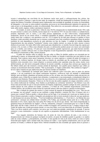 Stéphane Courtois e outros - O Livro Negro do Comunismo - Crimes, Terror e Repressão – by PapaiNoel



recurso à antropofagia um caso-limite de um fenómeno muito mais geral: o enfraquecimento dos valores, das
referências morais e culturais e, antes de mais nada, da compaixão, virtude tão fundamental no budismo? Paradoxo do
regime dos Khmers Vermelhos: afirmando querer implementar uma sociedade de igualdade, de justiça, de fraternidade,
de abnegação, e, tal como os outros poderes comunistas, provocou-se um desencadeamento espantoso de egoísmo, do
cada um por si, de desigualdade no poder, de arbitrariedade. Para sobreviver, era necessário sobretudo, e antes de mais
nada, saber mentir, enganar, roubar e permanecer insensível.
          O exemplo, se assim se pode dizer, vinha de cima. Pol Pot, desaparecido na clandestinidade desde 1963, nada
fez para retomar o contato com a família, mesmo depois de 17 de abril de 1975. Os seus dois irmãos e a cunhada foram,
portanto, deportados com os outros, e um deles pereceu rapidamente; os dois sobreviventes, compreendendo
tardiamente, através de um retrato oficial, a verdadeira identidade do ditador, acharam por bem (sem dúvida, com
razão) nunca dar a conhecer o seu parentesco com ele. 152 O regime fez de tudo para afrouxar ou quebrar os laços
familiares, tendo percebido claramente que os mesmos constituíam uma forte resistência espontânea diante do projeto
totalitário de uma dependência exclusiva de cada indivíduo em face da Angkar. A unidade de trabalho dispunha
frequentemente das suas próprias "instalações" (muitas vezes simples esteiras, ou camas de rede), mesmo a pouca
distância do povoado. Era muito difícil obter autorização para abandoná-las: os maridos ficavam longe das esposas por
semanas a fio, ou mais; os filhos eram afastados dos pais; os adolescentes podiam passar seis meses sem autorização
para ver a família, sem notícias, 153 para por vezes descobrirem, quando regressavam, que todos haviam morrido.
Também aqui o modelo vinha de cima: os casais dirigentes viviam frequentemente separados. Não era bem-visto uma
mãe dedicar-se demasiado ao filho, mesmo pequeno.
          O poder dos maridos sobre as esposas, dos pais sobre os filhos foi abolido: podia-se ser executado por ter
esbofeteado a esposa, ser denunciado pelos filhos por lhes ter batido, ou forçado à autocrítica por uma injúria ou uma
discussão. Num contexto muito pouco humanista, devemos ver nesses aspectos a vontade do poder de arrogar-se o
monopólio da violência legítima, de dissipar todas as relações de autoridade que lhe escapassem. Os sentimentos
familiares eram encarados com o maior desprezo: as pessoas podiam estar separadas umas das outras, muitas vezes
definitivamente, por não terem conseguido embarcar no mesmo caminhão, ou porque duas carroças que seguiam em
fila tinham ordens para não tomarem a mesma estrada de deportação. Aos quadros pouco importava que velhos ou
crianças se encontrassem doravante isolados: "Não se preocupem. A Angkar cuidará deles. Não confiam na Angkar?" -
tal era a típica resposta aos que suplicavam para que fossem reunidos aos familiares.
          Com a substituição da cremação pelo enterro dos cadáveres (salvo exce-ções, para as quais era preciso
suplicar, e ter um responsável com alguns sentimentos humanos), verificou-se mais um atentado à solidariedade
familiar: para um Khmer, abandonar um parente próximo ao frio, na lama, sem ritos funerários (nada está previsto em
semelhante caso), é faltar-lhe ao respeito mais elementar, é comprometer a sua reencarnação, eventualmente obrigá-lo à
existência como fantasma. Dispor de um pouco das suas cinzas era, em compensação, particularmente valorizado, nesse
período de deslocamentos frequentes. Tratava-se de fato de uma das pedras angulares do ataque sistemático contra a
rica cultura tradicional do Camboja, fosse budista ou pré-budista (as cerimónias "primitivas" dos Khmers Loeu não
foram mais preservadas do que os ritos provenientes do Império Angkoriano), popular (cantigas de amor, gracejos) ou
erudita (danças de corte, pinturas de templo, esculturas...). O Plano de 1976, imitando inegavelmente a Revolução
Cultural chinesa, não reconhecia outras formas de expressão artística além dos cânticos e poemas revolucionários.
          Mas a redução do estatuto dos mortos é a outra vertente da negação da humanidade dos vivos. "Não sou um
ser humano, sou um animal", conclui na sua confissão o antigo dirigente e ministro Hu Nim. O homem vale só o
mesmo que o animal? Podia-se perder a vida por deixar um boi fugir, e ser torturado até à morte por ter batido em um.
Houve homens amarrados a arados e fustigados sem piedade por não se terem mostrado à altura da vaca que ajudavam.
A vida humana tem um preço tão baixo... "Você tem tendências individualistas. [...] Você deve [...] se libertar dos seus
sentimentos", retorquia um soldado khmer vermelho a Pin Yathay, que pretendia manter junto de si o filho ferido.
Querendo ir vê-lo, morto, alguns dias mais tarde, Pin Yathay teve de provar que, doente, "não estaria desperdiçando as
[próprias] forças em detrimento da Angkar", a fim de, arduamente, conseguir a autorização para ver o corpo do filho.
Mais tarde, não lhe é dado o direito de ir visitar a mulher no hospital, sob o pretexto de que "a Angkar ocupa-se dela".
Tendo ido ajudar uma vizinha gravemente doente e os seus dois filhos, ouviu esta observação de um Khmer Vermelho:
"Não é seu dever ajudá-la; pelo contrário, isso prova que você ainda tem piedade, sentimentos de amizade. É preciso
renunciar a esses sentimentos e extirpar do seu espírito as propensões individualistas. Volte imediatamente ao seu
lugar."
          Essa negação sistemática do humano tem, do ponto de vista dos senhores do país, o seu reverso: o
desaparecimento nas vítimas de qualquer escrúpulo em mentir, em parar de trabalhar quando os guardas e os espiões
estão de costas voltadas, e, principalmente, em roubar. É uma questão de vida ou de morte, tendo em conta as rações
fornecidas pela Angkar: todo o mundo rouba, das crianças aos velhos - o que significa simplesmente, uma vez que tudo
pertence ao Estado, a colheita de alguns frutos. Infernal armadilha de uma sociedade que apenas deixa às pessoas a


                                                            307
 