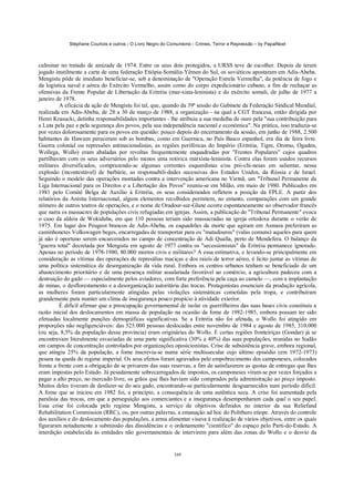 Stéphane Courtois e outros - O Livro Negro do Comunismo - Crimes, Terror e Repressão – by PapaiNoel



culminar no tratado de amizade de 1974. Entre os seus dois protegidos, a URSS teve de escolher. Depois de terem
jogado inutilmente a carta de uma federação Etiópia-Somália-Yêmen do Sul, os soviéticos apostaram em Adis-Abeba.
Mengistu pôde de imediato beneficiar-se, sob a denominação de "Operação Estrela Vermelha", da potência de fogo e
da logística naval e aérea do Exército Vermelho, assim como do corpo expedicionário cubano, a fim de rechaçar as
ofensivas da Frente Popular de Libertação da Eritréia (mar-xista-leninista) e do exército somali, de julho de 1977 a
janeiro de 1978.
          A eficácia da ação de Mengistu foi tal, que, quando da 39ª sessão do Gabinete da Federação Sindical Mundial,
realizada em Adis-Abeba, de 28 a 30 de março de 1988, a organização - na qual a CGT francesa, então dirigida por
Henri Krasucki, detinha responsabilidades importantes - lhe atribuiu a sua medalha de ouro pela "sua contribuição para
a Luta pela paz e pela segurança dos povos, pela sua independência nacional e económica". Na prática, isso traduzia-se
por vezes dolorosamente para os povos em questão: pouco depois do encerramento da sessão, em junho de 1988, 2.500
habitantes de Hawzen pereceram sob as bombas; como em Guernica, no País Basco espanhol, era dia de feira livre.
Guerra colonial ou repressões antinacionalistas, as regiões periféricas do Império (Eritréia, Tigre, Oromo, Ogaden,
Wollega, Wollo) eram abaladas por revoltas frequentemente enquadradas por "Frentes Populares" cujos quadros
partilhavam com os seus adversários pelo menos uma retórica marxista-leninista. Contra elas foram usados recursos
militares diversificados, comprazendo-se algumas correntes esquerdistas e/ou pró-chi-nesas em salientar, nessa
explosão (incontestável) de barbárie, as responsabili-dades sucessivas dos Estados Unidos, da Rússia e de Israel.
Seguindo o modelo das operações montadas contra a intervenção americana no Vietnã, um "Tribunal Permanente da
Liga Internacional para os Direitos e a Libertação dos Povos" reuniu-se em Milão, em maio de 1980. Publicados em
1981 pelo Comité Belga de Auxílio à Eritréia, os seus considerandos refletem a posição da FPLE. A partir dos
relatórios da Anistia Internacional, alguns elementos recolhidos permitem, no entanto, comparações com um grande
niímero de outros teatros de operações, e o nome de Oradour-sur-Glane ocorre espontaneamente ao observador francês
que narra os massacres de populações civis refugiadas em igrejas. Assim, a publicação do "Tribunal Permanente" evoca
o caso da aldeia de Wokiduba, em que 110 pessoas teriam sido massacradas na igreja ortodoxa durante o verão de
1975. Em lugar dos Peugeot brancos de Adis-Abeba, os esquadrões da morte que agiram em Asmara preferiram as
caminhonetes Volkswagen beges, encarregadas de transportar para os "matadouros" (valas comuns) aqueles para quem
já não é oportuno serem encarcerados no campo de concentração de Adi Qualla, perto de Mendefera. O balanço da
"guerra total" decretada por Mengistu em agosto de 1977 contra os "secessionistas" da Eritréia permanece ignorado.
Apenas no período de 1978-1980, 80.000 mortos civis e militares? A essa estimativa, e levando-se principalmente em
consideração as vítimas das operações de represálias maciças e dos raieis de terror aéreo, é licito juntar as vítimas de
uma política sistemática de desorganização da vida rural. Embora os centros urbanos tenham se beneficiado de um
abastecimento prioritário e de uma presença militar assalariada favorável ao comércio, a agricultura padeceu com a
destruição do gado — especialmente pelos aviadores, com forte preferência pela caça ao camelo —, com a implantação
de minas, o desflorestamento e a desorganização autoritária das trocas. Protagonistas essenciais da produção agrícola,
as mulheres foram particularmente atingidas pelas violações sistemáticas cometidas pela tropa, e contribuíram
grandemente para manter um clima de insegurança pouco propício à atividade exterior.
          É difícil afirmar que a preocupação governamental de isolar os guerrilheiros das suas bases civis constituiu a
razão inicial dos deslocamentos em massa de população na ocasião da fome de 1982-1985, embora possam ter sido
efetuadas localmente punções demográficas significativas. Se a Eritréia não foi afetada, o Wollo foi atingido em
proporções não negligenciáveis: das 525.000 pessoas deslocadas entre novembro de 1984 e agosto de 1985, 310.000
(ou seja, 8,5% da população dessa província) eram originárias do Wollo. E certas regiões fronteiriças (Gondar) já se
encontravam literalmente esvaziadas de uma parte significativa (30% a 40%) das suas populações, reunidas no Sudão
em campos de concentração controlados por organizações oposicionistas. Crise de subsistência grave, embora regional,
que atingiu 25% da população, a fome inscrevia-se numa série multissecular cujo último episódio (em 1972-1973)
pesara na queda do regime imperial. Os seus efeitos foram agravados pelo empobrecimento dos camponeses, colocados
frente a frente com a obrigação de se privarem das suas reservas, a fim de satisfazerem as quotas de entregas que lhes
eram impostas pelo Estado. Já pesadamente sobrecarregados de impostos, os camponeses viram-se por vezes forçados a
pagar a alto preço, no mercado livre, os grãos que lhes haviam sido comprados pela administração ao preço imposto.
Muitos deles tiveram de desfazer-se do seu gado, encontrando-se particularmente desguarnecidos num período difícil.
A fome que se iniciou em 1982 foi, a princípio, a consequência de uma autêntica seca. A crise foi aumentada pela
paralisia das trocas, em que a perseguição aos comerciantes e a insegurança desempenharam cada qual o seu papel.
Essa crise foi colocada pelo regime Mengistu, a serviço de objetivos definidos no interior da sua Reliefand
Rehabilitation Commission (RRC), ou, por outras palavras, a emanação ad hoc do Politburo etíope. Através do controle
dos auxílios e do deslocamento das populações, a arma alimentar visava à realização de vários objetivos, entre os quais
figuraram notadamente a submissão das dissidências e o ordenamento "científico" do espaço pelo Parti-do-Estado. A
interdição estabelecida às entidades não governamentais de intervirem para além das zonas do Wollo e o desvio da


                                                            349
 