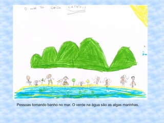 Pessoas tomando banho no mar. O verde na água são as algas marinhas.
 