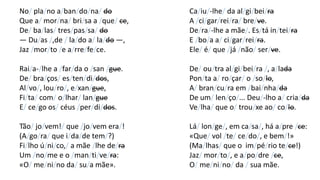 No/ pla/no a/ban/do/na/ do
Que a/ mor/na/ bri/sa a /que/ ce,
De/ ba/las/ tres/pas/sa/ do
— Du/as /,de / la/do a/ la/do —,
Jaz /mor/to /e a/rre/fe/ce.
Rai/a-/lhe a /far/da o /san /gue.
De/ bra/ços/ es/ten/di/dos,
Al/vo/, lou/ro/, e/xan/gue,
Fi/ta/ com/ o/lhar/ lan/gue
E/ ce/go os/ céus /per/di/dos.
Tão/ jo/vem!/ que /jo/vem era/!
(A/go/ra/ que i/da/de tem/?)
Fi/lho ú/ni/co,/ a mãe /lhe de/ra
Um /no/me e o /man/ti/ve/ra:
«O/ me/ni/no da/ su/a mãe».
Ca/iu/-lhe/ da al/gi/bei/ra
A /ci/gar/rei/ra/ bre/ve.
De/ra/-lhe a mãe/. Es/tá in/tei/ra
E /bo/a a/ ci/gar/rei/ra.
Ele/ é/ que /já /não/ ser/ve.
De/ ou/tra al/gi/bei/ra /, a/lada
Pon/ta a/ ro/çar/ o /so/lo,
A/ bran/cu/ra em /bai/nha/da
De um/ len/ço/... Deu/-lho a/ cria/da
Ve/lha/ que o/ trou/xe ao/ co/lo.
Lá/ lon/ge/, em ca/sa/, há a/pre /ce:
«Que/ vol /te/ ce/do/, e bem/!»
(Ma/lhas/ que o im/pé/rio te/ce!)
Jaz/ mor/to/, e a/po/dre /ce,
O/ me/ni/no/ da / sua mãe.
 