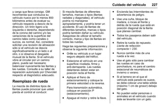 Manual del propietario Chevrolet Sonic (GMK-Localización-México-
10371486) - 2017 - crc - 7/8/16
Cuidado del vehículo 227
y carga que lleva consigo. GM
recomienda que conduzca su
vehículo nuevo por lo menos 800
kilómetros antes de evaluar su
vehículo respecto a desvío de la
dirección. Un tirón ligero a la
izquierda o derecha, dependiendo
de la corona del camino y/o las
variaciones de la superficie del
camino tales como canales o
surcos, es normal. Así, considere
solicitar una revisión de alineación
sólo si el vehículo se desvía
significativamente a un lado o al
otro, o si observa el desgaste
inusual de la llanta. Si el vehículo
vibra al circular por un camino
plano, puede ser necesario
balancear nuevamente las llantas y
las ruedas. Consulte a su taller de
reparación autorizado por Chevrolet
respecto al diagnóstico adecuado.
Reemplazo de rueda
La mezcla de distintos tipos de
llantas puede provocar que usted
pierda el control al conducir.
Si mezcla llantas de diferentes
tamaños, marcas o tipos (llantas
radiales y diagonales), el vehículo
podría no manejarse
apropiadamente, y podría tener un
accidente. El uso de llantas de
diferentes tamaños, marcas o tipos
podría también dañar su vehículo.
Asegúrese de utilizar el tamaño
correcto, marca y tipo de llantas en
todas las ruedas.
Haga las siguientes preparaciones y
observe la siguiente información:
. Orille su vehículo a un lugar
seguro alejado del tráfico.
. Estacione el vehículo en una
superficie nivelada, firme y
anti-derrapante. Las ruedas
delanteras deben estar en
posición recta al frente.
. Aplique el freno de
estacionamiento y coloque la
primera velocidad o la reversa.
Para transmisión automática,
coloque en posición P
(estacionamiento).
. Apague el motor y retire la llave.
. Encienda las Intermitentes de
advertencia de peligro.
. Use una cuña, bloque de
madera, o rocas al frente y
detrás de la rueda que está en
posición diagonal de la llanta
que planea cambiar.
. Todos los pasajeros deben salir
del vehículo.
. Retire la rueda de repuesto.
Llanta de refacción
compacta 0 230.
. Nunca cambie más de una
rueda a la vez.
. Use el gato sólo para cambiar
las ruedas en caso de
ponchadura, no para el cambio
estacional de neumáticos de
invierno o verano.
. Si el terreno en el que el
vehículo está parado es suave,
se debe colocar una tabla sólida
(máximo 1 cm de grosor) debajo
del gato.
. No pueden estar personas o
animales en el vehículo cuando
éste se levante con un gato.
 