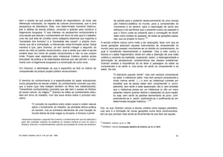 bem o oposto da que propõe a defesa do regionalismo, do local, das
diferenças individuais, do respeito às culturas provincianas, que é uma
perspectiva do liberalismo. Êste, num determinado momento histórico,
pôs a defesa da escola pública, universal e gratuita para construir a
hegemonia burguesa. O que interesa na perspectiva revolucionária é
uma escola que articule o conhecimento em torno do eixo que é o trabalho,
uma vez que este se constitui como categoria essencial que organiza a
"sociedade dos homens" e a "sociedade das coisas"; o próprio movi-
mento que dá a contradição, a intersecção nesta formação social. Desta
maneira é que, para Gramsci, só tem sentido indagar o seguinte: do
ponto de vista do parlido revolucionário, qual a tarefa que cabe â escola
unitária fazer em nome do projeto revolucionário e não no seu próprio
limite. Projeto este objetivado pelo Intelectual Coletivo, partido amplo
articulador da prática e de elaborações teóricas que vão permitir o rompi-
mento com a hegemonia burguesa e a construção de outra nova.
Em Gramsci, a delimitação do que é específico se fará no interior da
compreensão do próprio projeto politico revolucionário.
O domínio do conhecimento é a especificidade do saber educacional,
numa perspectiva da escola unitária, do conhecimento concreto que edu-
que a todos (que nela estejam também os filhos dos trabalhadores).
Transmitindo conhecimentos concretos que são bem o avesso do folclore,
do senso comum, do mágico.
27
Gramsci se refere ao conhecimento articu-
lado em torno do trabalho, num dos seus textos sobre o princípio edu-
cativo:
"O conceito do equilíbrio entre ordem social e ordem natural
sobre o fundamento do trabalho, da atividade teórico-prática
do homem, cria os primeiros elementos de uma intuição do
mundo liberta de toda magia ou bruxaria, e fornece o ponto
de partida para o posterior desenvolvimento de uma concep
ção hístórico-dialética do mundo, para a compreensão do
movimento e do devenir, para a valorização da soma dos
esforços e de sacrifícios que o presente custou ao passado e
que o futuro custa ao presente para a concepção da atuali-
dade como síntese do passado, de todas as gerações passa-
das, que se projeta no futuro."
M
A escola unitária coloca como meta a ser alcançada, fazer com que as
novas gerações adquiram aqueles instrumentos de compreensão do
mundo para que possam movimentar-se no âmbito do conhecimento, do
qual é constituída historicamente a realidade. Visa a lutar contra o
folclore e o saber fragmentário, tendo em vista a obtenção de uma visão
unitária e coerente da realidade, superando, assim, a heterogeneidade e
atomização de perspectivas, características das classes subalternas.
Gramsci analisa a importância de se fazer a passagem do saber ao
compreender e ao sentir e, vice-versa, do sentir ao compreender e ao
saber. Diz ele:
"O elemento popular 'sente", mas nem sempre compreende
ou sabe; o intelectual 'sabe', mas nem sempre compreende e
muito menos sente'. (...) o erro do intelectual consiste em
acreditar que se possa saber sem compreender e, princi-
palmente, sem sentir e estar apaixonado, isto é, sem acreditar
que o intelectual possa ser um intelectual (e não um mero
pedante) mesmo quando distinto e destacado do povo-nação,
ou seja, sem sentir as paixões elementares do povo, com-
preendendo-as e, assim, explicando-as e juslificando-as em
determinada situação histórica..."
29
Ora, no que Gramsci coloca a escola unitária como espaço partidário,
cujo alvo é a formação de novas gerações numa ótica revolucionária,
tem-se que precisar mais ainda as ferramentas de que fará uso aquela
Interessante esclarecer o seguinte Para Gramsci o conhecimento tem que ser elaborado a
partir das condições materiais da existência de maneira cientílica e como tal critica e
filosólica. ainda que. e fundamentalmente, partindo da concepção de mundo dos simplórios
28
GRAMSCI, Antonio, op cit. p. 130.
29
GRAMSCI. Antonio Concepção dialética da história, op cit. p 138-9.
Em Aberto. Brasilia, ano 9. n 45. jan mar 1990 55
 