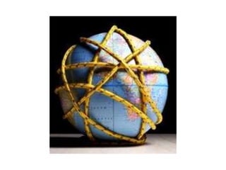 Comentário:	Os paises pobres possuem uma realidade diferente da dos paises ricos, mesmo se tratando de um mesmo assunto, enquanto os ricos são industrializados, desenvolvendo-se cada vez mais, os paises pobres sofrem com a grande e desleal concorrência desses mesmos paises, que possuem mais dinheiro, e outros meios, para investir em tecnologia e consequentemente tendem a aumentar o fluxo de mercadorias globais. Já os paises que não possuem a mesma situação (os paises pobres), sofrem com a diminuição do valor de suas mercadorias.