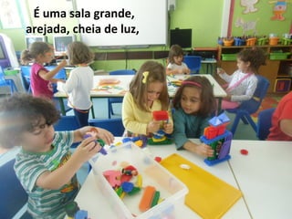 É uma sala grande,
arejada, cheia de luz,
 