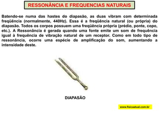 www.fisicaatual.com.brREFLEXÃO DO SOMPersistência acústica : menor intervalo de tempo para que dois sons não se separem no cérebro. A persistência acústica do ouvido humano é de 0,1s.Um ouvinte consegue distinguir dois sons distintos desde que os receba em intervalos de tempo maiores (ou iguais) a 0,1s.Esse fato possibilita ao observador perceber o fenômeno do eco.O nosso ouvido só distingue duas vezes seguidas o mesmo som se tiverem uma diferença de 0,10 s. Considerando a velocidade do som no ar igual a 340 m/s, nesse intervalo de tempo, a distância percorrida pelo som é de 34 metros. Para que haja eco, as ondas sonoras devem efetuar duas vezes o mesmo percurso (ir e voltar). Portanto, 17 metros é a distância mínima necessária, entre nós e um obstáculo para conseguirmos ouvir eco.X= 17 m