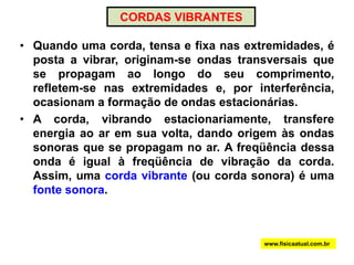 Observador em repouso e fonte em movimentowww.fisicaatual.com.brPara o observador O1, que se aproxima de F, haverá um maior número de encontros com as frentes de onda, do que se estivesse parado. A frequência por ele percebida será maior que a normal.Para o observador O2, que se afasta de F, haverá um menor número de encontros com as frentes de onda, do que se estivesse parado. A frequência por ele percebida será menor que a normal.