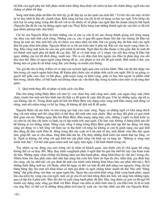tñi hên cña ngêi phô n÷, biÕt phËn m×nh tr¨m ®êng thua thiÖt víi niÒm tù hµo rÊt chÝnh ®¸ng: ngêi nµo mµ
ch¼ng cã phÇn tèt ®Ñp.
   Song mét th©n phËn nh §µo th× biÕt lÊy g× ®Ó ®¸p l¹i sù Êm l¹nh cña t×nh ®êi ? C¬ hå chØ cßn mét vò khÝ
tù vÖ duy nhÊt lµ ®¸o ®Ó, chanh chua. Kh¶ n¨ng lîi h¹i cña chÞ lµ tµi sö dông ca dao tôc ng÷. Vèn liÕng chÞ
tÝch luü tõ s¬ng n¾ng trêng ®êi ®· nãi víi ta rÊt nhiÒu vÒ sè phËn cña ngêi ®µn bµ chu©n chuyªn bÊt h¹nh
(NguyÔn Du ®· ®a vµo hÖ thèng ng«n ng÷ cña Thuý KiÒu hµng lo¹t nh÷ng thµnh ng÷ s¾c s¶o khi c« ®· tr¶i
qua nhiÒu phong trÇn, ®au khæ).
  C¸i tµi cña NguyÔn Kh¶i lµ biÕn nh÷ng c©u vÝ c©u ca vèn lµ tµi s¶n chung thµnh giäng nãi riªng mang
s¾c ®iÖu cña mét tÝnh c¸ch riªng. Nh÷ng c©u ca, c©u vÝ qu¸ ®çi quen thuéc khi ®Æt vµo miÖng lìi §µo l¹i
®ong ®a mét s¾c th¸i míi bëi yÕu tè chªm xen nhoi nhãi tñi hên, bëi c¸i giäng ®ay ®¶ hên m¸t cña ngêi
®µn bµ giËn th©n hên phËn. NguyÔn Kh¶i tá ra rÊt am hiÓu t©m lÝ phô n÷. Khi r¬i vµo tuyÖt väng ch¸n ch-
êng, §µo còng mÊt lu«n tµi s¶n cña giíi m×nh lµ n÷ tÝnh. Ngêi ®µn bµ nhu thuËn vÞ tha giµu ®øc hi sinh ®·
trë thµnh mét ngêi phô n÷ ®anh ®¸ cay ®éc. HÔ ai v« t×nh hoÆc cè ý ch¹m vµo nçi ®au riªng lµ §µo bËt
ngay nh÷ng c©u tr¶ lêi ®Ých ®¸ng, nanh näc. Th× ra c¸i ®èp ch¸t bªn ngoµi cña §µo lµ ph¶n øng cña nçi
®au t©m thÕ. §µo cã ngoa ng«n còng kh«ng ®Ó ¸c, xóc ph¹m ai mµ chØ ®Ó gi÷ m×nh: BiÕt m×nh Ýt ®îc yªu
th¬ng nªn cè giÊu ®i c¸i kh¸t väng ®îc yªu th¬ng vµ muèn yªu th¬ng.
  T¸c gi¶ ®· cho ta thÊy ë §µo cã vÎ ®Ñp cña sù kiªn nghÞ qu¶ c¶m vµ kiªu h·nh. Nhµ v¨n ®· ®ét nhËp vµo
bªn trong c¸i m¹ch ngÇm hiÖn thùc ®Ó kh¸m ph¸ chiÒu s©u sè phËn tÝnh c¸ch con ngêi: §ã lµ sù gi»ng co
quyÕt liÖt gi÷a cam chÞu vµ bÊt phôc, gi÷a tuyÖt väng vµ kh¸t väng, gi÷a vá bäc bªn ngoµi vµ phÈm chÊt
bªn trong, khiÕn §µo, cã bÊt h¹nh mµ kh«ng nhan s¾c vÉn kh¬i dËy trong ta niÒm c¶m mÕn vµ Ên tîng khã
quªn.
   3. Qu¸ tr×nh thay ®æi sè phËn vµ tÝnh c¸ch cña §µo
  §µo lªn n«ng trêng §iÖn Biªn víi t©m lý: con chim bay m·i còng mái c¸nh, con ngùa ch¹y m·i chån
ch©n, muèn t×m mét n¬i hÎo l¸nh nµo ®ã thËt xa ®Ó quªn ®i cuéc ®êi ®· qua. Cßn l¹i nh÷ng ngµy s¾p tíi ra
sao kh«ng cÇn râ. Trong ®oµn ngêi hå hëi lªn §iÖn Biªn x©y dùng cuéc sèng míi §µo mang mét ®éng c¬
riªng, mét nçi niÒm riªng c¬ hå l¹c lâng, ®i kh«ng ®Ó ®Õn mµ ®i ®Ó quªn.
  NguyÔn Kh¶i rÊt am hiÓu vµ t«n träng qui luËt cña cuéc sèng. Ngay c¶ nh÷ng ngêi cã kh¶ n¨ng thÝch
øng víi m«i trêng míi th× còng khã cã thÓ thay ®æi mét sím mét chiÒu. Mäi sù thay ®æi ph¶i cã qu¸ tr×nh
thêi gian cña nã. Nh÷ng ngµy ®Çu lªn §iÖn Biªn, §µo mang nÆng mÆc c¶m, nh÷ng ý nghÜ vµ ®Þnh kiÕn xa
cò cÇm tï chÞ lµm chÞ lu«n xa l¸nh, tù c« lËp m×nh tríc mäi ngêi. ChÞ lµm viÖc kh«ng v× høng khëi mµ chØ
®Ó kh«ng ai coi thêng m×nh. Nhng cuéc sèng ë n«ng trêng §iÖn Biªn gi÷a mét tËp thÓ lao ®éng víi nhÞp
sèng s«i ®éng v« t, hÕt lßng víi hiÖn t¹i vµ tha thiÕt víi t¬ng lai kh«ng ai cßn bÞ g¸nh nÆng cña qu¸ khø
®eo ®¼ng ®· dÇn cuèn §µo ®i. Sèng trong ®éi s¶n xuÊt sè 6 nh mét tæ Êm, mçi thµnh viªn ®Òu ®îc quan
t©m, gióp ®ì, san sÎ cho nhau, lßng §µo dÇn Êm l¹i. ChÞ thÊy nh÷ng ®Þnh kiÕn cña m×nh thËt l¹c lâng, v«
lý. Ngêi ta kh«ng chØ sèng víi qu¸ khø mµ cÇn ph¶i sèng víi hiÖn t¹i vµ t¬ng lai. “Kh«ng ai sèng mét
m×nh m·i ®îc”. Cø thÕ mét quan niÖm míi mÎ ngµy mét ngµy 2 ®· h×nh thµnh trong chÞ.
  Tuy nhiªn sù t¸c ®éng cña m«i trêng chØ lµ nh©n tè kh¸ch quan, nÕu thiÕu yÕu tè chñ quan th× còng
kh«ng thÓ cã sù thay ®æi. May thay kh¸t vängh¹nh phóc ë ngêi ®µn bµ qu¸ løa nhì th× nµy cha hoµn toµn
t¾t h¼n. Nh÷ng ngµy ch¸n chêng chÞ kh«ng d¸m m¬ ®Õn h¹nh phóc, nhng kh¸t khao Êy vÉn ©m Ø trong chÞ:
NhiÒu h«m èm ®au ph¶i n»m nhê nhµ b¹n n©ng b¸t c¬m bèc khãi do b¹n ®a cho, nh×n thÊy gia ®×nh b¹n
Êm cóng, chÞ l¹i nhí tiÕc c¸i gia ®×nh ®· mÊt cña m×nh (nÕu kh«ng kh¸t khao lµm sao ph¶i nhí tiÕc). Råi
nh÷ng buæi ®øng tuèt l¹c víi Hu©n, nh×n bé ngùc vµ ®«i vai trÇn ®á díi ¸nh n¾ng cao nguyªn, lßng chÞ l¹i
bõng bõng dËy lªn mét nçi kh¸t khao cã mét gia ®×nh vµ ngêi chång kháe m¹nh nh thÕ. Hai ch÷ “bõng
bõng” ®Æt gi÷a dßng v¨n thùc sù ngun ngón löa. Ngän löa cña niÒm kh¸t sèng, kh¸t väng h¹nh phóc, ngän
löa cña niÒm hy väng cña con ngêi: mét c¸i g× cha râ nÐt l¾m nhng ®Çm Êm h¬n, t¬i s¸ng h¬n nh÷ng ngµy
qua cø lÊp lãa ë phÝa tríc. §µo ®· chê vµ cuèi cïng h¹nh phóc ®· ®Õn. DÞu, «ng thiÕu uý go¸ vî ®· ngá lêi
muèn x©y dùng cuéc sèng gia ®×nh víi §µo. §o¹n v¨n diÔn t¶ diÔn biÕn t©m lý cña §µo tríc l¸ th tá t×nh
cña «ng DÞu, cã thÓ coi lµ nh÷ng dßng ph©n tÝch t©m lý xuÊt s¾c vµo bËc nhÊt cña ®êi v¨n NguyÔn Kh¶i.

- 62 -
 