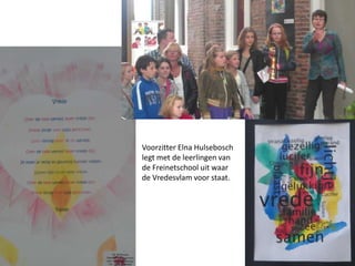Voorzitter Elna Hulsebosch legt met de leerlingen van de Freinetschool uit waar de Vredesvlam voor staat.<br />