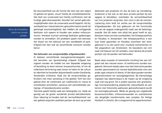 De duurzaamheid van de functie die men aan een object         deelname aan projecten en dus de kans op risicodeling.
                            of gebied wil geven, stuurt hierbij de ontwikkelpotentie.     Andersom is het ook zo dat door private partijen bij een
                            Het doel van conservatie kan hierbij conflicteren met de      opgave te betrekken, overheden de vermarktbaarheid
                            huidige gebruikerswaarden doordat het aantal gebruiks-        van hun projecten vergroten. Een risico is dat de commer-
                            mogelijkheden door de conservatie wordt beperkt. Als bij-     cialisering soms leidt tot verlies van de oorspronkelijke
                            voorbeeld een industrieterrein getransformeerd wordt tot      erfgoedwaarden. Dit kan gebeuren als het functionele
 Benut de innovatieve       gemengd woonwerkgebied, dan hebben de omliggende              nut van de opgave ondergeschikt raakt aan de belevings-
    kracht van private      bedrijven zich opeens te houden aan andere milieucon-         waarde. Dat dit zeker niet altijd het geval hoeft te zijn,
             partijen.      touren. Hierdoor kunnen sommige bedrijven gedwongen           bewijzen twee concrete voorbeelden: het Scheepsvaarthuis
                            worden te vertrekken. Dit probleem speelt niet wanneer        en Paradiso in Amsterdam. Het Scheepsvaarthuis is een
                            het draait om het behoud van een standbeeld of park.          luxe hotel geworden en Paradiso (voorheen een kerk-
                            Erfgoed kan dan ook op verschillende manieren worden          gebouw) is nu een pand voor muzikale evenementen en
                            benut.                                                        hét poppodium van Amsterdam. De bezoekers zijn zich
                                                                                          vaak niet bewust van dit verleden, maar dankzij de private
                            Het behouden van oorspronkelijke erfgoedwaarden               partijen zijn de panden wel behouden.
                            Er bestaan verschillende managementstrategieën voor
                            het benutten van (grootschalig) erfgoed. Erfgoed kan          Naast deze museale of toeristische invulling kan aan erf-
                            ingezet worden als middel om een bepaalde omgeving            goed ook een nieuwe woon- of werkfunctie worden toe-
                            of bevolking te leren kennen (museumfunctie), of om de        gekend. Het komt steeds vaker voor dat historische panden
                            collectieve herinnering weer boven te halen en de cultuur     worden gerenoveerd tot nieuwe bedrijfslocaties voor een
                            en identiteit te herstellen (bijvoorbeeld London Docklands,   ander type industrie of dienst, of dat deze panden worden
                            Amsterdam IJ-Oevers). Vaak zijn de oorspronkelijke ge-        getransformeerd tot woongelegenheid. Bij kleinschalige
                            bruikers niet meer aanwezig in het gebied. Toch kan een       ingrepen (op objectniveau) is de impact op de omgeving
                            gebied door de combinatie van traditionele en nieuw te        vaak niet erg groot. Dit is anders wanneer een grootscha-
                            ontwikkelen activiteiten, opnieuw een aantrekkelijke ves-     lige functieverandering plaatsvindt, bijvoorbeeld als een
                            tigings- of bezoekerslocatie worden.                          terrein met historische pakhuizen getransformeerd wordt
                            Toerisme speelt hierbij vaak een belangrijke rol, mede als    tot woningbouwlocatie. Mede als gevolg van uitgebreide
                            gevolg van de groter wordende private betrokkenheid.          bouwvoorschriften, milieuvoorwaarden en overlastzones
                            Door rekening te houden met de ‘vermarktbaarheid’ van         zijn dergelijke transformaties zeer complex. De Heilige
                            een gebied vergroten publieke partijen de kans op private     Hartkerk in Utrecht, die is omgevormd tot appartementen-


108   fysiek – ruimtelijk
 