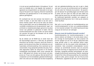 is te zien op een opvallende plaats in het gebouw.’ Al snel    met een gebiedsontwikkeling nog niet zo gek is, bleek
                            werd me duidelijk dat er wel degelijk veel aandacht is         ook toen ik las over de architectuurstijl van het gebouw3
                            (geweest) voor de geschiedenis van deze plek en de inpas-      die valt onder het ‘Hollands structuralisme’. ‘De opvattin-
                            sing van het pand in zijn omgeving. Historisch waardevolle     gen die daaraan ten grondslag liggen zijn het best samen
                            elementen zijn gerestaureerd en in het ontwerp van het         te vatten met een citaat van Aldo van Eyck: Maak van
                            gebouw geïntegreerd.                                           iedere stad een groot huis, van ieder huis een kleine stad.’
                                                                                           De traditioneel gescheiden werelden van vastgoed- en
                            Dit voorbeeld laat zien dat wanneer men bereid is om           gebiedsontwikkeling komen hier in feite op de vierkante
                            verder te kijken, er veel meer blijkt te zijn dan wat in       meter bij elkaar.
                            eerste instantie opvalt. Net als bij het werk van Escher
                            moet je goed kijken naar wat je daadwerkelijk ziet. In de      Wat valt er op het gebied van kwaliteitsbewaking voor
                            ruimtelijke ontwikkeling zijn de specialistische ‘ogen’ van    transformatieprojecten te leren van praktijkvoorbeelden
                            architecten en stedenbouwkundigen getraind om op deze          uit het (recente) verleden? Dit artikel beantwoordt deze
                            manier naar gebieden en gebouwen te kijken. Ook bij            vraag aan de hand van vier subvragen.
                            transformatielocaties kan deze ‘kunde’ van grote waarde
                            zijn wanneer het gaat om het bewaken van de unieke             Waarom moet de kwaliteit bewaakt worden?
                            kwaliteiten van een locatie.                                   Kwaliteitsbewaking bij transformatieprojecten is om
                                                                                           diverse redenen van belang4. In de eerste plaats natuur-
                            Op de website van de RACM kon ik verder lezen dat              lijk vanwege de doorlooptijden van deze projecten die
                            het (bouwvallige) seminarie in 1970 door de gemeente           kunnen oplopen tot wel 25 of 30 jaar. Gedurende deze
                            Amersfoort aan het Rijk is verkocht. Vanaf dat moment is       lange periode zullen er met zekerheid talloze omge-
                            gestart met de planvorming. Maar de combinatie van een         vingsfactoren zijn die het project zullen beïnvloeden en
                            tussentijdse architectenwisseling, forse weerstand van de      veranderen. Deze veranderde omstandigheden kunnen
                            omwonenden, hoog oplopende politieke discussies, finan-        ontstaan op verschillende terreinen zoals de economie
                            ciële tegenvallers tijdens de restauratie en de hierdoor       (perioden van hoog- en laagconjunctuur), de politiek (ver-
                            noodzakelijke bezuinigingen heeft ervoor gezorgd dat           kiezingen, wijzigende politieke verhoudingen), de maat-
                            pas in 1985 gestart kon worden met de bouw: een plan-          schappij (multiculturele samenleving, filedruk, vergrijzing/
                            proces van 15 jaar voor één gebouw. Wat dat betreft is de      krimp) of het milieu (klimaatverandering, CO2-neutraliteit,
                            complexiteit van binnenstedelijke gebiedsontwikkelingen        cradle-to-cradle, groene energie). Van een Structuurvisie
                            zeker niet uniek voor de huidige tijd. Dat deze vergelijking   of Masterplan, opgesteld bij de start van het planproces,


120   fysiek – ruimtelijk
 