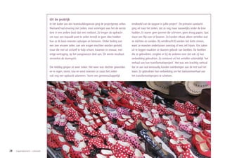 Uit de praktijk
                                   In het kader van een teambuildingsessie ging de projectgroep zeilen.   eindbeeld van de opgave in jullie project‘. De primaire aandacht
                                   Niemand had ervaring met zeilen, voor sommigen was het de eerste       ging uit naar het zeilen, dat ze nog maar nauwelijks onder de knie
                                   keer in een andere boot dan een roeiboot. Ze kregen de opdracht        hadden. Er waren geen pennen die schreven, geen droog papier, laat
                                   om naar een bepaald punt te zeilen terwijl ze geen idee hadden         staan een flip-over of beamer. Ze konden elkaar alleen vertellen wat
                                   hoe ze de boot moesten optuigen en besturen. Onder leiding van         ze dachten en vonden. Bij windkracht 8 werden het korte zinnen,
                                   een zeer ervaren zeiler, aan wie vragen mochten worden gesteld,        want ze moesten ondertussen overstag of een zeil hijsen. Om zaken
                                   maar die niet uit zichzelf te hulp schoot, kwamen ze zowaar, met       uit te leggen maakten ze daarom gebruik van beelden. De beelden
                                   enige vertraging, op het aangewezen doel aan. Dit eerste resultaat     die ze gebruikten, zorgden er bij de anderen voor dat ook zij hun
                                   versterkte de teamspirit.                                              verbeelding gebruikten. Zo ontstond uit het vertellen uiteindelijk ‘het
                                                                                                          verhaal van hun transformatieproject’. Het was een krachtig verhaal
                                   Die middag gingen ze weer zeilen. Het weer was slechter geworden       dat ze aan wal eenvoudig konden overbrengen aan de rest van het
                                   en in regen, storm, kou en wind moesten ze naast het zeilen            team. Ze gebruikten hun verbeelding om het toekomstverhaal van
                                   ook nog een opdracht uitvoeren: ’Vorm een gemeenschappelijk            het transformatieproject te schetsen.




28   organisatorisch – cultureel
 