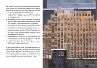 Het is de kunst om in projectteams net voldoende spanning
op te bouwen voor een optimale prestatie en om te leren
gaan met te veel spanning. Hoe om te gaan met spanning:
• concentreer je op de situatie zoals die nu is;
• bekijk de problemen een voor een en gooi niet alles op
  een hoop, dan kan blijken dat ze niet zo onoverkome-
  lijk zijn als gedacht;
• bespreek dingen met anderen om andere invalshoeken
  te leren kenen en alternatieve oplossingen voor proble-
  men te vinden. Luister naar meningen en adviezen;
• als je hebt besloten hoe je met een oplosbaar probleem
  wilt omgaan, handel dan ook: stel acties niet uit;
• leg de oorzaak of schuld voor de huidige situatie niet
  meteen bij anderen. Probeer een uitweg te vinden voor
  de zorgen, zodat je de energie die je daarin stopt in
  positieve zin kunt benutten;
• leer de signalen te herkennen die erop duiden dat je in
  een crisissituatie komt zit en roep wanneer nodig hulp
  in. Je kunt dat beter vroeg dan laat doen;
• negatieve gedachten kunnen de resultaten negatief
  beïnvloeden: doorbreek deze spiraal.

In een projectomgeving is het verstandig een situatie te
creëren waar sprake is van gezonde spanning. Het posi-
tieve effect van spanning is dat iedereen alert is. Mensen
blijven daardoor gedreven om de benodigde prestatie te
leveren. Sommige mensen hebben spanning nodig om te
kunnen presteren, de zogenaamde creatieve paniek.




                                                             binden   37
 