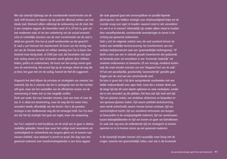 Wie zijn steentje bijdraagt aan de voortdurende transformatie van de        die vaak gepaard gaat met onvoorspelbare en parallel lopende
stad, treft bouwers en slopers op zijn pad die allemaal werken aan hun      plantrajecten. Een heldere strategie voor strijdvaardigheid helpt om de
ideale stad. Niemand alleen volbrengt de verbouwing van de stad. Het        cruciale vraag voor ogen te houden: waarom moet er iets veranderen
is een complexe opgave, die bovendien nooit af is. Of het nu gaat om        en wat is er te winnen? Uiteindelijk zijn steden alleen vitaal te houden
een modernere stad, of om een verbetering van de sociaal economi-           door vanzelfsprekende, voortdurende veranderingen te sturen in de
sche en ruimtelijke structuur van de stad: transformatie van de stad is     richting van gewenste toekomsten.
altijd een gevecht. Hoe kun je jezelf voorbereiden op dat gevecht?          Stelt u zich de volgende ambitie voor, die veel voorkomt binnen de
Ik raad u aan hiervoor het meesterwerk De kunst van het oorlog voe-         kaders van stedelijke herstructurering: het transformeren van een
ren van de Chinese meester en militair strateeg Sun Tzu te lezen. Een       verlaten bedrijventerrein naar een ‘groenstedelijke leefomgeving’. Of
boeiend maar lastig boek, al 2500 jaar oud, dat bovendien niet gaat         denkt u eens aan een in onbruik geraakt haventerrein dat gedurende
over oorlog voeren en toch al eeuwen wordt gelezen door militaire           de komende jaren zal veranderen in een ‘bruisende stadswijk’ vol
leiders, politici en ondernemers. De kunst van het oorlog voeren gaat       creatieve ondernemers en bewoners. Of een treurige, eindeloze buiten-
over de overwinning. Het accent ligt op de strategie ofwel de weg die       wijk die moet worden voorzien van een ‘kloppend hart van de wijk’.
je kiest, het gaat niet om de oorlog, hoewel de titel dit suggereert.       Of hoe een paradijselijk, grootschalig ‘woonwaterrijk’ gestalte gaat
                                                                            krijgen aan de rand van een verschralende stad.
Ongeacht het doel blijven de principes en strategieën van meester Sun       De kans is groot dat u bij deze aansprekende voorbeelden niet een
overeind. Zijn les is steevast dat het in oorlogstijd niet om het vechten   helder toekomstbeeld voor ogen hebt, maar dat u meteen denkt aan
zelf gaat, maar om het vaststellen van de efficiëntste manier om de         de lange tijd dat dit soort ideeën opkomen en weer verdwijnen, zonder
overwinning te halen met zo min mogelijk conflict.                          dat er iets verandert op die plekken. Het kost ook tijd, heel veel tijd.
Denk aan water dat naar beneden stroomt, naar een meer of naar de           Tijd van plannen maken, van eindeloos afstemmen en bespreken en
zee. Er is altijd een bestemming, maar de weg die het water kiest,          van opnieuw plannen maken. Tijd waarin politieke besluitvorming
verandert steeds, afhankelijk van het terrein. Dat is de paradox:           weer wordt achterhaald, waarin nieuwe kansen ontstaan, tijd van
strategie is een doelbewuste weg die tot omwegen leidt. Sun Tzu leert       voortschrijdend inzicht, tijd van wisselend vertrouwen van burgers
ons dat het bij strategie niet gaat om regels, maar om aanpassing.          en bestuurders in de voorgespiegelde toekomst, tijd van wantrouwen
                                                                            tussen belanghebbenden en tijd van komen en gaan van betrokkenen.
Sun Tzu’s wijsheid is heel bruikbaar om de strijd aan te gaan in sleetse,   En vaak ook nog eens de ontbrekende tijd om strategisch te kunnen
stedelijke gebieden. Vooral daar waar het nodige moet veranderen om         opereren en zo te kunnen sturen op een gewenste toekomst.
overbodigheid en verlatenheid van vergane glorie om te toveren naar
nieuwe vitaliteit, naar welvaart in pracht en praal. Die slag naar een      In de tussentijd houden mensen zich nauwelijks meer bezig met de
gewenste toekomst voor transformatiegebieden is een forse opgave            vragen: waarom een groenstedelijk milieu, voor wie is die bruisende


                                                                                                                                            de paradoxstrategie geeft de stad toekomst   41
 