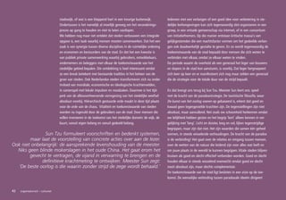 stadswijk, of wat is een kloppend hart in een treurige buitenwijk.           Iedereen met een verlangen of een goed idee voor verbetering in ste-
                                   Ondertussen is het namelijk al moeilijk genoeg om het veranderings-          delijke leefomgevingen kan zich tegenwoordig vlot organiseren in een
                                   proces op gang te houden en niet te laten vastlopen.                         groep, in een virtuele gemeenschap via internet, of in een consortium
                                   We hebben nog maar net ontdekt dat steden verbouwen een integrale            van initiatiefnemers. Op die manier ontstaan kritische massa’s van
                                   opgave is, een taak waarbij mensen moeten samenwerken. Dat het een           gelijkgestemden die een machtsfactor vormen om het gedeelde verlan-
                                   zaak is van synergie tussen diverse disciplines in de ruimtelijke ordening   gen ook daadwerkelijk gestalte te geven. En zo wordt tegenwoordig de
                                   en economen en bestuurders van de stad. En dat het een kwestie is            toekomstwaarde van de stad bepaald door mensen die zich weten te
                                   van publiek private samenwerking waarbij gebruikers, ontwikkelaars,          verbinden met elkaar, omdat ze elkaar weten te vinden.
                                   ondernemers en beleggers met elkaar de toekomstwaarde van het                De periode waarin de overheid als een generaal het leger van bouwers
                                   stedelijke gebied bepalen. Die ontdekking is heel interessant omdat          en slopers in de stad kon aansturen, is voorbij. Dat leger hergroepeert
                                   ze een breuk betekent met bestaande tradities in het beheer van de           zich keer op keer en er manifesteert zich nog maar zelden een generaal
                                   groei van steden. Ook Nederlandse steden transformeren zich nu onder         die de strategie voor de totale duur van de strijd bepaalt.
                                   invloed van mondiale, economische en ideologische krachtenvelden,
                                   in samenspel met lokale impulsen en noodzaken. Daarmee is het tijd-          En dat brengt ons terug bij Sun Tzu. Meester Sun leert ons: speel
                                   perk van de allesoverheersende vormgeving van het stedelijke weefsel         met de kracht van de paradoxstrategie. De taoïstische filosofie, waar
                                   absoluut voorbij. Hiërarchisch gestuurde orde maakt in deze tijd plaats      De kunst van het oorlog voeren op gebaseerd is, erkent dat goed en
                                   voor de orde van de chaos. Vitaliteit en toekomstwaarde van steden           kwaad geen tegengestelde krachten zijn. De tegenstellingen zijn niet
                                   worden nu ingevuld door de gebruikers van de stad. Door mensen die           absoluut, maar aanvullend. Net zoals we schoonheid herkennen omdat
                                   willen investeren in de toekomst van het stedelijke domein: de wijk, de      we lelijkheid hebben gezien en het begrip ‘kort’ alleen kennen in ver-
                                   buurt, vanuit eigen belang en vanuit gedeeld belang.                         gelijking met ‘lang’. Licht en duister, leeg en vol, lijken tegenstrijdige
                                                                                                                begrippen, maar zijn dat niet. Het zijn waarden die samen één geheel
               Sun Tzu formuleert voorschriften en bedenkt systemen,                                            vormen, in steeds wisselende verhoudingen. De kracht van de paradox
        maar laat de voorstelling van concrete acties over aan de lezer.                                        is de verbinding! Het gaat over de relaties en omgang tussen mensen,
Ook niet onbelangrijk: de aansprekende levenshouding van de meester.                                            over de wetten van de natuur die leidend zijn voor alles wat leeft en
  Niks geen blinde mokerslagen in het oude China. Het gaat erom het                                             om jouw plaats in de wereld te kunnen begrijpen. Vitale steden blijven
        gevecht te vertragen, de vijand in verwarring te brengen en de                                          bruisen als goed en slecht effectief verbonden worden. Goed en slecht
              definitieve krachtmeting te ontwijken. Meester Sun zegt:                                          houden elkaar in steeds wisselend evenwicht omdat goed en slecht
  ‘De beste oorlog is die waarin zonder strijd de zege wordt behaald.’                                          nooit absoluut zijn, maar slechts complementair.
                                                                                                                De toekomstwaarde van de stad ligt besloten in een visie op de toe-
                                                                                                                komst. De wenselijke verbinding tussen paradoxale ideeën dirigeert


42   organisatorisch – cultureel
 