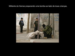 Militante do Hamas preparando uma bomba ao lado de duas crianças. 