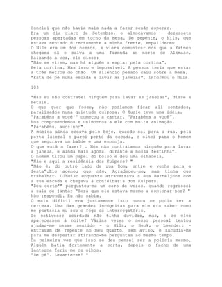 Conclui que não havia mais nada a fazer senão esperar.
Era um dia claro de Setembro, e almoçávamos - dezessete
pessoas apertadas em torno da mesa. De repente, o Nils, que
estava sentado directamente a minha frente, empalideceu.
O Nils era um dos nossos, e viera comunicar nos que a Katnen
chegara sã e salva a uma fazenda ao norte de Alkmaar.
Baixando a voz, ele disse:
"Não se virem, mas há alguém a espiar pela cortina”.
Pela cortina. Mas isso e impossível. A pessoa teria que estar
a três metros do chão. Um silêncio pesado caiu sobre a mesa.
"Esta de pé numa escada a lavar as janelas", informou o Nils.
103
"Mas eu não contratei ninguém para lavar as janelas", disse a
Betsie.
O que quer que fosse, não podíamos ficar ali sentados,
paralisados numa quietude culposa. O Eusie teve uma idéia.
"Parabéns a você'" começou a cantar. "Parabéns a você”.
Nos compreendemos e unimo-nos a ele com muita animação.
"Parabéns, avozinho".
A música ainda ecoava pelo Beje, quando sai para a rua, pela
porta lateral e parei perto da escada, e olhei para o homem
que segurava um balde e uma esponja.
O que está a fazer? . Nós não contratamos ninguém para lavar
a janela, e ainda mais agora, durante a nossa festinha”.
O homem tirou um papel do bolso e deu uma olhadela.
"Não e aqui a residência dos Kuipers? "
"Não é, do outro lado da rua Bom, entre e venha para a
festa”.Ele acenou que não. Agradeceu-me, mas tinha que
trabalhar. Olhei-o enquanto atravessava a Rua Barteljons com
a sua escada e chegava à confeitaria dos Kuipers.
"Deu certo'" perguntou-me um coro de vozes, quando regressei
a sala de jantar “Será que ele estava mesmo a espionar-nos? "
Não respondi. Eu não sabia.
O mais difícil era justamente isto nunca se podia ter a
certeza. Uma das grandes incógnitas para mim era saber como
me portaria eu sob o fogo do interrogatório.
Se estivesse acordada não tinha duvidas, mas, e se eles
aparecessem à noite? Várias vezes o nosso pessoal tentou
ajudar-me nesse sentido - o Nils, o Henk, o Leendert -
entravam de repente no meu quarto, sem aviso, e sacudia-me
para me despertar atirando-me perguntas ao mesmo tempo.
Da primeira vez que isso se deu pensei ser a policia mesmo.
Alguém batia fortemente a porta, depois o facho de uma
lanterna feriu-me os olhos.
"De pé'. Levante-se! "
 
