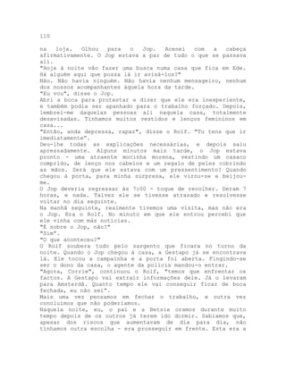 110
na loja. Olhou para o Jop. Acenei com a cabeça
afirmativamente. O Jop estava a par de tudo o que se passava
ali.
"Hoje à noite vão fazer uma busca numa casa que fica em Ede.
Há alguém aqui que possa lá ir avisá-los?"
Não. Não havia ninguém. Não havia nenhum mensageiro, nenhum
dos nossos acompanhantes àquela hora da tarde.
"Eu vou", disse o Jop.
Abri a boca para protestar e dizer que ele era inexperiente,
e também podia ser apanhado para o trabalho forçado. Depois,
lembrei-me daquelas pessoas ali naquela casa, totalmente
desavisadas. Tínhamos muitos vestidos e lenços femininos em
casa...
"Então, anda depressa, rapaz", disse o Rolf. "Tu tens que ir
imediatamente”.
Deu-lhe todas as explicações necessárias, e depois saiu
apressadamente. Alguns minutos mais tarde, o Jop estava
pronto - uma atraente mocinha morena, vestindo um casaco
comprido, de lenço nos cabelos e um regalo de peles cobrindo
as mãos. Será que ele estava com um pressentimento? Quando
chegou à porta, para minha surpresa, ele virou-se e beijou-
me.
O Jop deveria regressar às 7:00 - toque de recolher. Deram 7
horas, e nada. Talvez ele se tivesse atrasado e resolvesse
voltar no dia seguinte.
Na manhã seguinte, realmente tivemos uma visita, mas não era
o Jop. Era o Rolf. No minuto em que ele entrou percebi que
ele vinha com más notícias.
"É sobre o Jop, não?"
"Sim”.
"O que aconteceu?"
O Rolf soubera tudo pelo sargento que ficara no turno da
noite. Quando o Jop chegou à casa, a Gestapo já se encontrava
lá. Ele tocou a campainha e a porta foi aberta. Fingindo-se
ser o dono da casa, o agente da polícia mandou-o entrar.
"Agora, Corrie", continuou o Rolf, "temos que enfrentar os
factos. A Gestapo vai extrair informações dele. Já o levaram
para Amsterdã. Quanto tempo ele vai conseguir ficar de boca
fechada, eu não sei”.
Mais uma vez pensamos em fechar o trabalho, e outra vez
concluímos que não poderíamos.
Naquela noite, eu, o pai e a Betsie oramos durante muito
tempo depois de os outros já terem ido dormir. Sabíamos que,
apesar dos riscos que aumentavam de dia para dia, não
tínhamos outra escolha - era prosseguir em frente. Esta era a
 