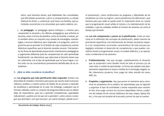 Documento de trabajo. Marzo 2014
tativo -qué intereses tienen, qué habilidades han consolidado,
qué dificultades presentan, cuál es su temperamento, su estado
habitual de ánimo- y contextual -qué hacen sus familias, qué ac-
tividades caracterizan a la comunidad, qué suelen celebrar, etc.
c. La pedagogía. La pedagogía aporta enfoques y criterios para
comprender la situación y los dilemas pedagógicos que enfrenta al
docente, tanto a la hora de planificar como de enseñar y evaluar, pe-
ro también ofrece un conjunto muy variado de estrategias, metodo-
logías y recursos didácticos para responder a la pregunta: ¿cómo lo-
graremos que se aprenda? En el ámbito de cada competencia, existen
didácticas específicas que el docente necesita conocer. Precisamen-
te, las Rutas de Aprendizaje proporcionan orientaciones pedagógicas
y sugerencias didácticas para las competencias de cada aprendizaje
fundamental. Las alternativas que seleccione el docente tienen que
ser coherentes con el tipo de aprendizaje que se busca lograr y so-
bre todo con las características previamente identificadas de los es-
tudiantes.
2. ¿Qué se debe considerar al planificar?
2.1. Las preguntas que toda planificación debe responder. Existen una
diversidad de modelos o formatos para poner por escrito todo el proceso
reflexivo, analítico y creativo previo de diseño de un proceso o episodio
de enseñanza y aprendizaje en el aula. Sin embargo, cualquiera sea el
formato utilizado, existe un conjunto de preguntas básicas que no deben
dejar de responderse: ¿qué van a aprender (competencias, capacidades
indicadores)?, ¿quiénes son los que van a aprender?, ¿cómo vamos a conse-
guir que aprendan?, ¿con qué recursos?, ¿en cuánto tiempo?, ¿dónde ocurri-
rá (escenarios)?, ¿cómo verificaremos los progresos y dificultades de los
estudiantes así como sus logros?, ¿cómo atenderemos las diferencias?, ¿qué
haremos para que nadie se quede atrás? Es importante tener en cuenta
que la programación anual señala el número y la calendarización de las
unidades, y que las unidades señalan el número de sesiones, así como el
tiempo que tomarán.
2.2. Los seis componentes a prever en la planificación. Como se men-
ciona en la definición del concepto de planificación, deben hacerse las
previsiones específicas y las estimaciones de tiempo necesarias respec-
to a los componentes recurrentes característicos de todo proceso pe-
dagógico orientado al desarrollo de competencias y que pueden con-
cebirse desde la programación anual y la unidad didáctica, y se operati-
vizan o evidencian en las sesiones:
a. Problematización. Hay que escoger cuidadosamente la situación
que se propondrá como desafío inicial de todo el proceso y/o de
cada clase o unidad de aprendizaje. La forma que adopte este plan-
teamiento dependerá en buena medida de la estrategia elegida: ta-
ller, laboratorio, proyecto, foro, juego de roles, estudio de casos,
ABP, etc.
b. Propósito y organización. Hay que prever el momento para comu-
nicar los propósitos de la unidad y los aprendizajes que se lograrán
y organizar el tipo de actividades y tareas requeridas para resolver
el reto. Esto exige conocer los recursos disponibles: textos, cuader-
nos de trabajo, kit de ciencia, biblioteca de aula, mapas, laptop XO,
etc., o los que son propios de la escuela y prever los que se usarían.
 