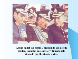 Anuar Sadat (ao centro), presidindo um desfile militar, instantes antes de ser vitimado pelo atentado que lhe tiraria a vida. 