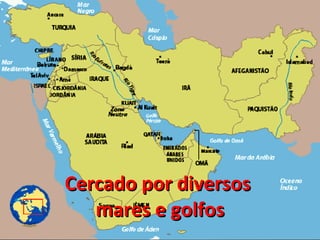 Cercado por diversos  mares e golfos 