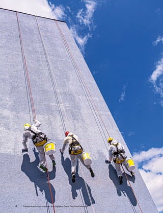 Trabajos de pintura en un edificio, Brno, República Checa. Foto: Pavel Nesvadba
4
 