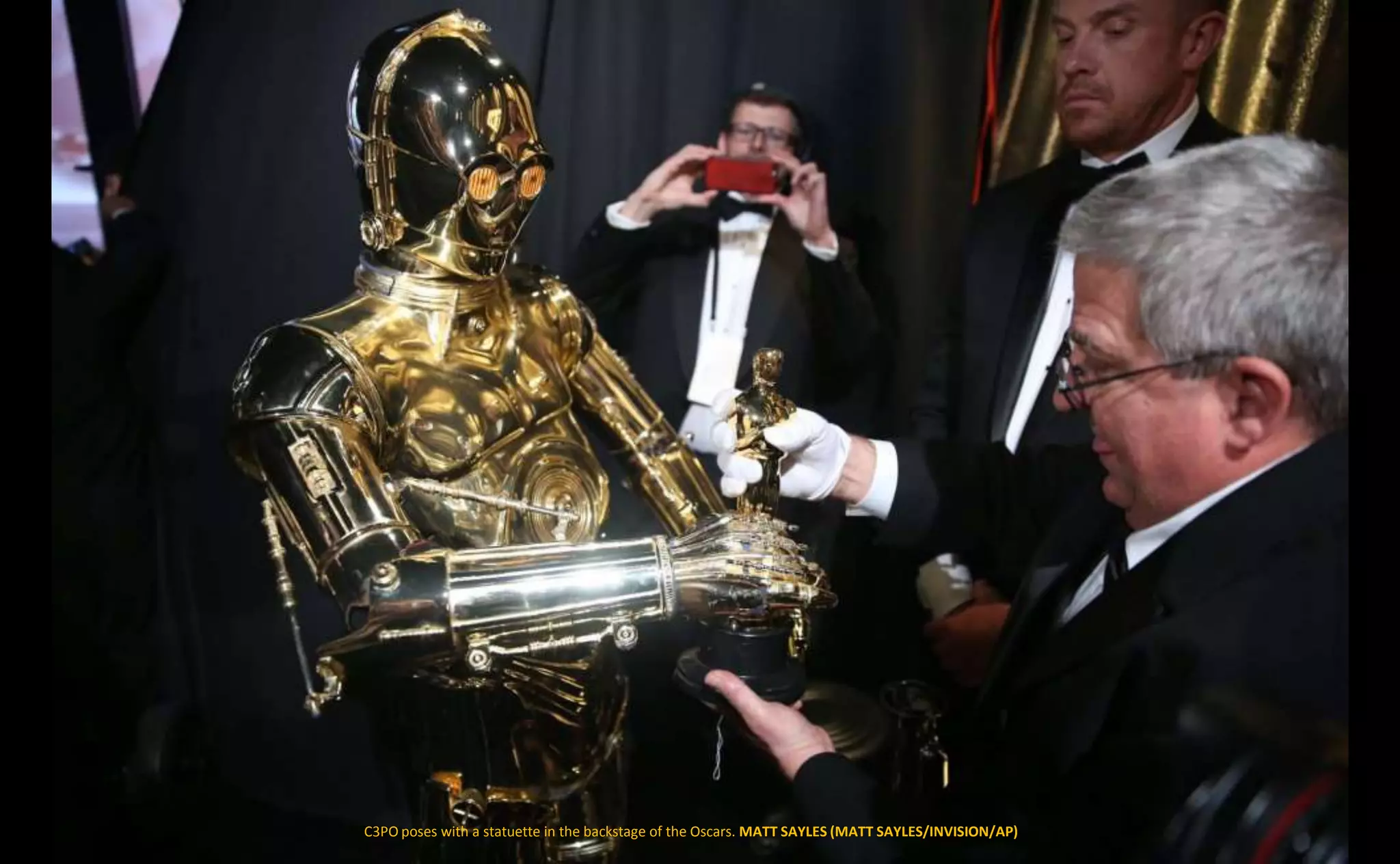 C3PO poses with a statuette in the backstage of the Oscars. MATT SAYLES (MATT SAYLES/INVISION/AP)
 