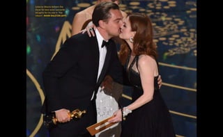 Julianne Moore delivers the
Oscar for best actor Leonardo
DiCaprio for his role in 'The
reborn'. MARK RALSTON (AFP)
 