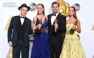 The actors, Mark Rylance, Brie
Larson, Leonardo DiCaprio and
Alicia Vikander show their
statuettes. JASON MERRIT (GETTY)
 