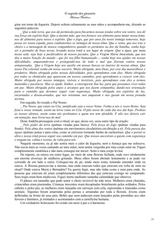 O segredo dos girassóis
                                        Adriana Matheus

girar em torno da fogueira. Depois soltem calmamente as suas mãos e acompanhem-me, dizendo as
seguintes palavras:
     _ Que a mãe terra, que nos dá permissão para fincarmos nossas tendas sobre seu ventre, nos dê
sua força em espírito hoje. Que a mesma mãe, que nos fornece seu alimento para matar nossa fome,
nos dê alimento para nosso o espírito. Que o fogo, que por anos foi nosso inimigo temeroso, hoje
possa ser nossa espada, para combatermos os inimigos de nossa alma. Que o vento, que nos traz o
cheiro e a mensagem de nossos companheiros quando os perdemos na dor da batalha, venha hoje
ser o portador de boas novas, levando nossa irmã a seu lugar de origem. Que a água, que mata
nossa sede, seja hoje a purificadora de nossos pecados. Que a Virgem Maria Imaculada, que nos
deu a maior benção do mundo - que foi seu filho humanizado -, venha hoje nos ajudar em nossas
dificuldades, amparando-nos e protegendo-nos de todo o mal que fizeram contra nossas
antepassadas. Que a Virgem hoje nos auxilie em nossas buscas ao interior de nossas almas. Que
nosso Pai celestial venha em nosso socorro. Muito obrigada, meu Deus, por esse dia maravilhoso e
produtivo. Muito obrigada pelas nossas dificuldades, pois aprendemos com elas. Muito obrigada
por todos os obstáculos que aparecem em nossos caminhos, pois aprendemos a crescer com eles.
Muito obrigada por nossos inimigos, visíveis e invisíveis, pois aprendemos com eles a termos
mansidão e paciência. Mas os ajude, Senhor, a enxergarem Sua luz, para que possamos viver todos
em paz. Muito obrigada pelos anjos e arcanjos que nos fazem companhia, dando-nos orientação
para o caminho que devemos seguir com segurança. Muito obrigada aos espíritos de luz,
encarnados e desencarnados, que nos orientam, nos amparam e nos guiam em nossa jornada
terrena.
     Em seguida, foi rezado o Pai Nosso:
     _ Pai Nosso, que estais no Céu, santificado seja o vosso Nome. Venha a nós o vosso Reino. Seja
feita a vossa vontade, assim na terra como no Céu. O pão nosso de cada dia nos dai hoje. Perdoai
as nossas ofensas, assim como nós perdoamos a quem nos tem ofendido. E não nos deixeis cair
em tentação, mas livrai-nos do mal.
     Dona Andélia prosseguiu com o ritual, só que, dessa vez, usou outro tipo de oração:
     _ Pelo poder da terra (palmas viradas para baixo). Pela força do fogo (palmas viradas para
frente). Pela alma dos ventos (palmas em movimentos circulatórios em direção a si). Pela pureza das
águas (palmas juntas e para cima, como se estivesse tomando banho de cachoeiras). Que o portal se
abra e nossa irmã possa seguir seu caminho em paz. Que nossas ancestrais a guiem com segurança
e tragam-na, calma e serena, de volta para nós.
     Naquele momento, eu já não sentia mais o calor da fogueira, nem a fumaça que me sufocava.
Não ouvia mais as vozes cantando ao meu redor, nem sentia vergonha por meu corpo estar nu. Fiquei
completamente catatônica e não mais consegui me mexer. Senti o meu corpo levitar.
     De repente, eu estava em outro lugar, no meio de uma floresta fechada, onde ouvi nitidamente
um enorme alvoroço de mulheres gritando. Meus olhos foram abrindo lentamente e as pude ver
correndo de um lado a outro. Coloquei-me de pé, ainda meio tonta, tentando entender onde eu
estava. A floresta pareceu-me a mesma, mas onde estavam todos que estavam em volta de mim no
ritual? Onde estava Maria e Bernadete? Eu queria fugir, mas não tinha como e nem para onde. As
pessoas que estavam ali eram completamente diferentes das que estavam comigo no campanado.
Seus trajes eram bem medievais. Fiquei inerte mediante tamanha calamidade que observei.
     O pânico era tamanho que pude sentir o choro invisível da mãe terra. Mulheres eram chutadas,
criancinhas eram pisoteadas. Crianças inocentes eram decapitadas brutalmente pelos soldados. Pelos
cabelos e pelos pés, as mulheres eram lançadas em carroças com cela, espremidas e trancadas como
animais. Algumas foram amarradas pelas pernas e arrastadas por toda a floresta. Jovens eram
defloradas na frente de seus pais. Bebês que nem andavam eram lançados pelas perninhas aos cães
ferozes e famintos, já treinados e acostumados com a carnificina humana.
     Um verdadeiro holocausto foi criado em meio à paz e à harmonia.




                                                                                                      38
 