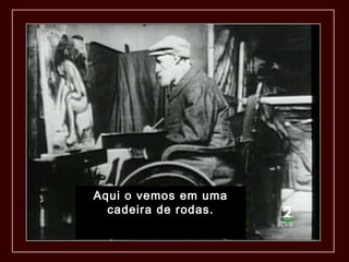 Aqui o vemos em uma
cadeira de rodas.
 