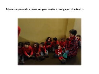 Estamos esperando a nossa vez para cantar a cantiga, no cine teatro.

 