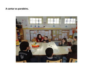 A cantar os parabéns.
 