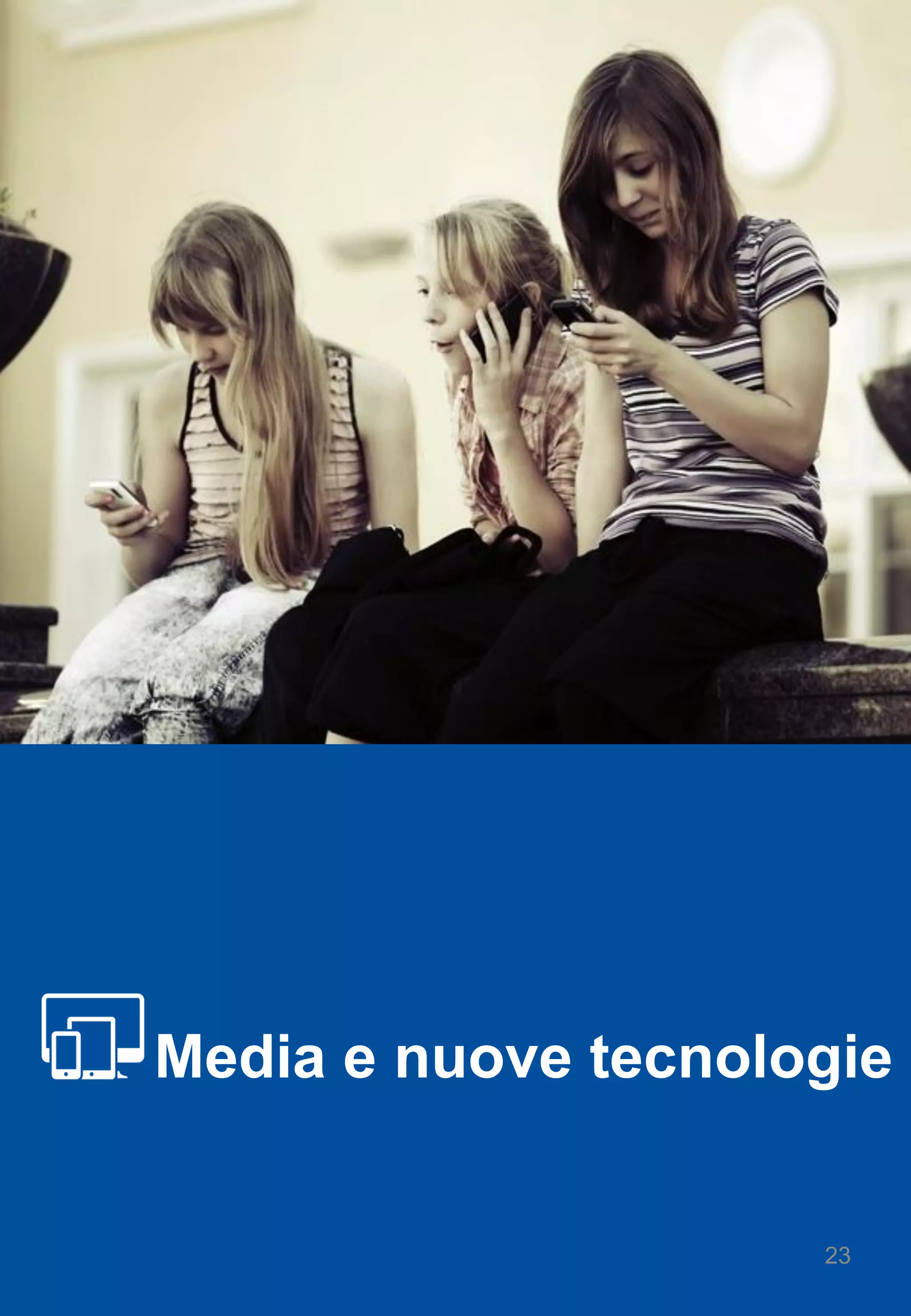 Non sempre il rapporto con il/la partner è un’esperienza pienamente positiva: negli ultimi anni in tutto il mondo si parla di dating violence, ovvero di violenza nelle relazioni di coppia che può riguardare non solo gli adulti ma anche gli adolescenti. 
Dalla nostra indagine emerge come al 22,7% del campione sia capitato che il/la proprio/a partner urlasse contro di lei/lui, e il 38,1% degli intervistati, soprattutto femmine (41,8% vs 34,6%), conosce un/a coetaneo/a cui il partner ha urlato contro; similmente, il 13,9% riferisce di essere stato in prima persona oggetto degli insulti del/della partner, mentre il 32,8% degli intervistati conosce qualcuno che è stato insultato dal/della partner. 
E’ anche relativamente frequente che uno dei due partner minacci l’altro/a di lasciarlo/a se questi non fa ciò che gli/le viene detto: questo tipo di minacce è capitato all’8,2% del campione (al 10,3% dei maschi e al 6,1% delle femmine), mentre il 22,7% del campione (il 19,2% dei maschi e il 26,4% delle femmine) ha riferito di essere a conoscenza di questo tipo di minacce rivolte ad amici. 
Le minacce spesso riguardano la vita online: sebbene solo il 2,7% dichiari di avere ricevuto personalmente questo tipo di minaccia, 10,1% degli adolescenti conosce qualcuno il cui partner ha minacciato di postare in rete foto o video privati. 
Abbiamo indagato anche le violenze fisiche e sessuali personalmente vissute dai ragazzi. Al 5,7% degli intervistati è capitato di essere stati picchiati dal/la partner: la differenza tra i sessi, per quanto concerne la violenza fisica, merita un approfondimento, visto che il 7,9% dei maschi - a fronte del 3,3% delle femmine - ha dichiarato di essere stato picchiato dal partner. 
Coerentemente con una serie di recenti studi internazionali1, emerge infatti anche in Italia una maggior percentuale di aggressioni fisiche da parte delle ragazze nei confronti dei maschi all’interno delle relazioni di coppia. Le ragazze stanno diventando più violente? Gli studi sembrerebbero confermarcelo, pur evidenziando come in molti casi l’aggressività delle femmine sia motivata dall’autodifesa. I principali fattori che scatenano l’aggressività sarebbero la rabbia (al primo posto), l’autodifesa (al secondo) e, a seguire, il desiderio di controllare il proprio partner e la gelosia2. A facilitare il ricorso alla violenza tra le ragazze sarebbe inoltre la percezione, sempre più diffusa tra i giovani, che, mentre la violenza dei maschi è sempre non legittima, non giustificabile e non accettabile, quella delle ragazze in qualche modo lo sia, o comunque lo sia di più3. Un ultimo punto importante, che meriterà futuri approfondimenti, deriva dagli studi che mostrano come in America circa il 43% delle violenze nelle relazioni di coppia in adolescenza avvenga a scuola4. 
Interessante anche il dato che evidenzia come il 5,7% del campione (con una percentuale lievemente maggiore per i maschi, 6,9% vs 4,4% per le femmine) sia stato forzato/a dal/la partner ad avere approcci o rapporti sessuali, così come il 15,5% riferisce di avere amici cui è capitato. Anche in questo caso emerge un’importante pressione sui maschi da parte delle femmine, confermata da un numero crescente di ragazzi che contattano Telefono Azzurro per riferire il proprio disagio di fronte a ragazzine sempre più disinibite e che premono per avere rapporti sessuali. 
Dating violence 
Ti è mai capitato che una tua amica/o stesse con un ragazzo/a che…? 
1Zweig, J. M., Dank, M., Yahner, J., & Lachman, P. (2013). The rate of cyber dating abuse among teens and how it relates to other forms of teen dating violence. Journal of Youth and Adolescence, 42, 1063-1077. doi: 10.1007/s10964-013-9922-8 
2Foshee, V.A., Bauman, K.E., Linder, R., Rice, J., & Wilcher, R. (2007). Typologies of adolescent dating violence: Identifying typologies of adolescent dating violence perpetration. Journal of Interpersonal Violence, 22(5), 498-519. 
3RTI International. (2012). Prevention in middle school matters: A summary of findings on teen dating violence behaviors and associated risk factors among 7th-grade students. Research Triangle, NC: RTI International. 
4Molidor, C., Tolman, R. M., & Kober, J. (2000). Gender and contextual factors in adolescent dating violence. The Prevention Researcher, 7:1, 1-4. 
23 
38 
33 
23 
16 
16 
10 
Urlava con lei/lui 
La/lo insultava 
La/lo minacciava di lasciarla/lo se non avesse fatto quello che diceva 
La/lo picchiava 
La/lo costringeva ad avere approcci o rapporti sessuali 
La/lo minacciava di mettere sue foto/video privati online  