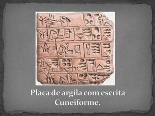 Placa de argila com escrita Cuneiforme.