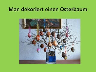 Man dekoriert einen Osterbaum
 