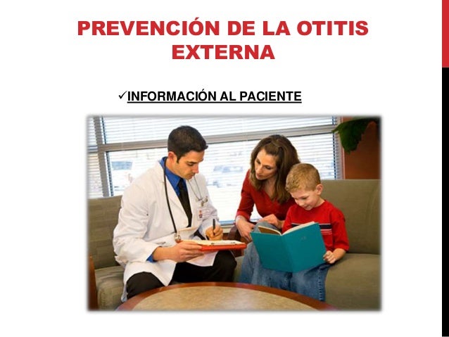 La psoriasis sobre la cabeza bajo los cabellos.