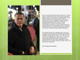 Bien qu’entrant facilement dans le genre du « drame
social », notamment avec une scène d’ouverture à
Pôle emploi qui n’est pas sans rappeler Moi, Daniel
Blake, la palme d’or de Ken Loach, le film de
Carrère est moins sociologique que fictionnel. En
témoigne l’ajout de quelques nouvelles scènes
parfois dispensables. Une façon au mieux
maladroite pour l’auteur de Limonov et de
l’Adversaire de mettre au cœur de cette version sa
grande obsession : le mensonge. Et, par extension,
la duplicité d’une Parisienne bourgeoise au milieu
d’une sorte de safari social pourtant nécessaire.
Emmanuel Carrère ne s’éparpille donc pas dans
une galerie de portraits. Il se focalise sur la relation
amicale, empreinte de trahison, entre Marianne et
Christèle qui passent du « vous » au « tu » en une
coupe. Un choix judicieux tant il met en valeur la
force fragile d’Hélène Lambert, interprète non
professionnelle de cette mère célibataire de trois
enfants pour qui chaque centime compte, dont on se
souviendra longtemps.
Sens Critique Émile Meslet
 